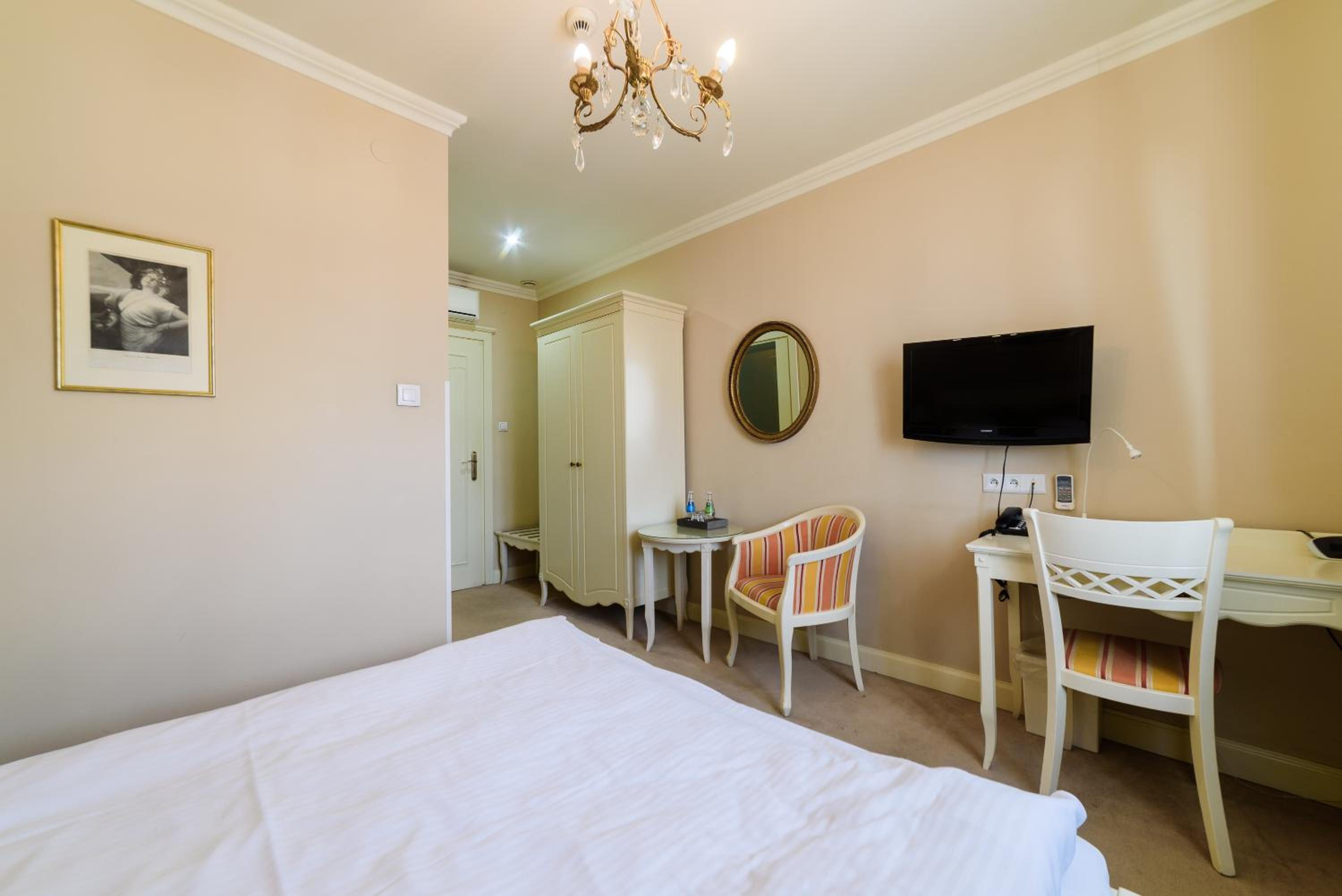 Standard Double Room - Photo 5