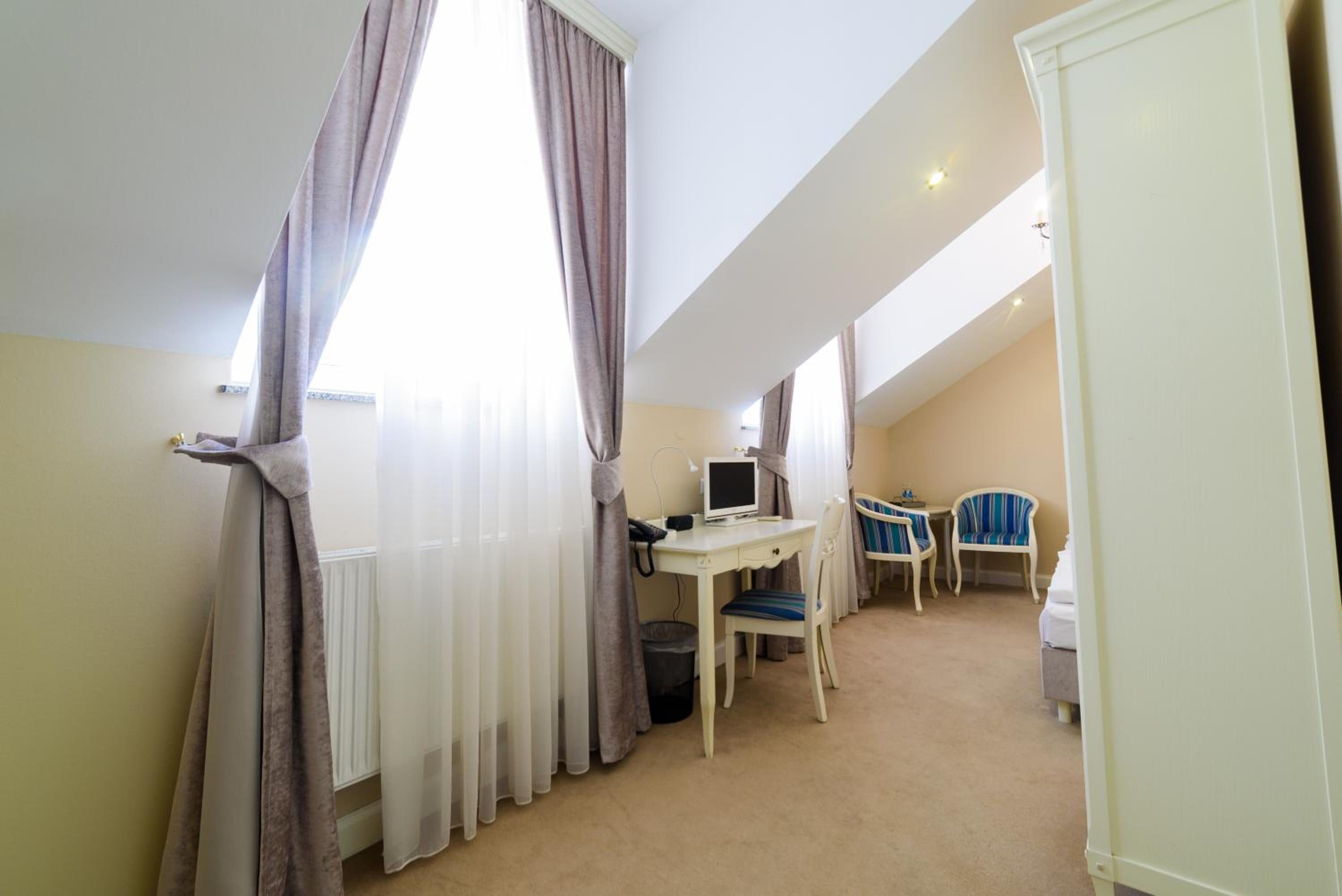 Standard Twin Room - Photo 3