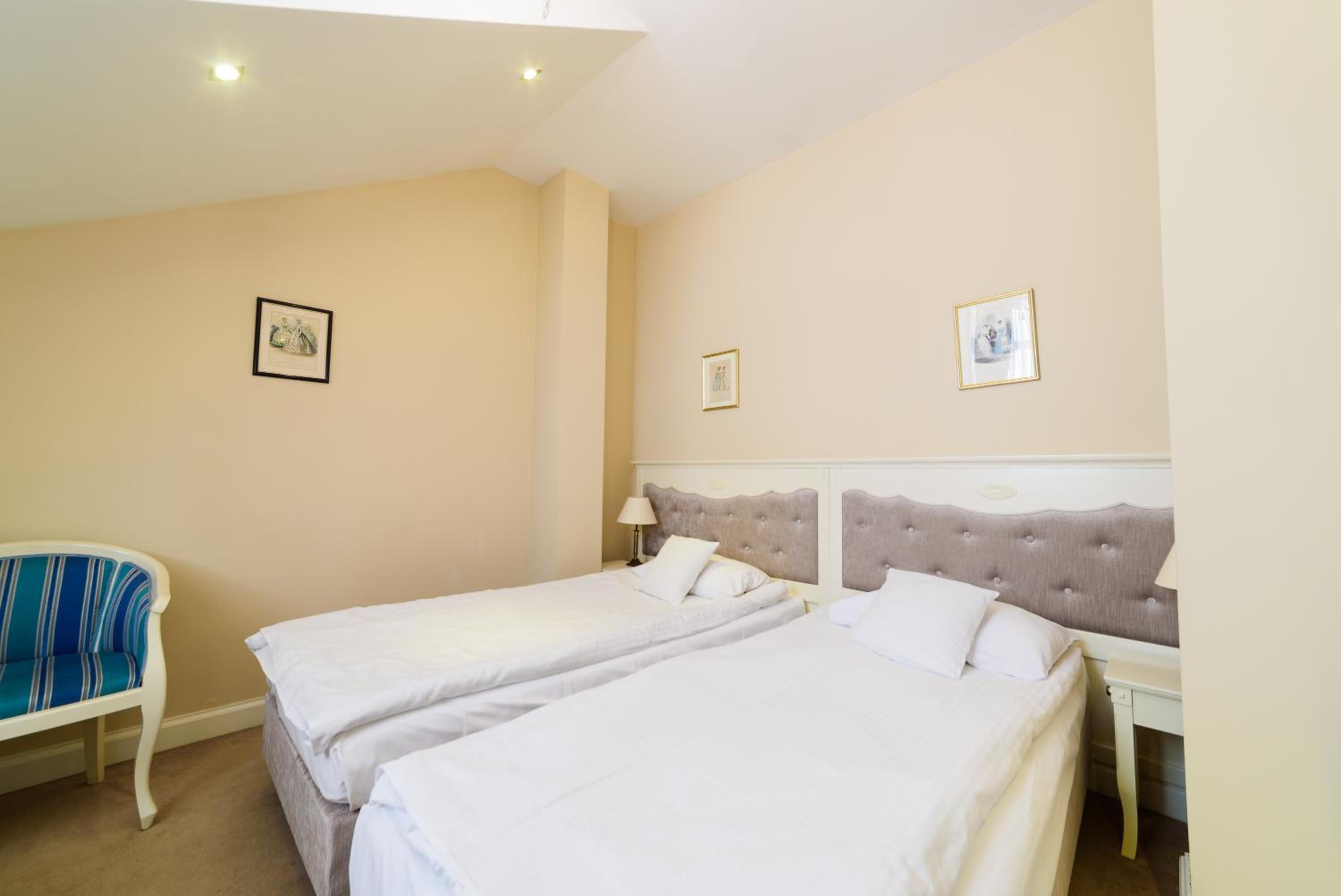 Standard Twin Room - Photo 5