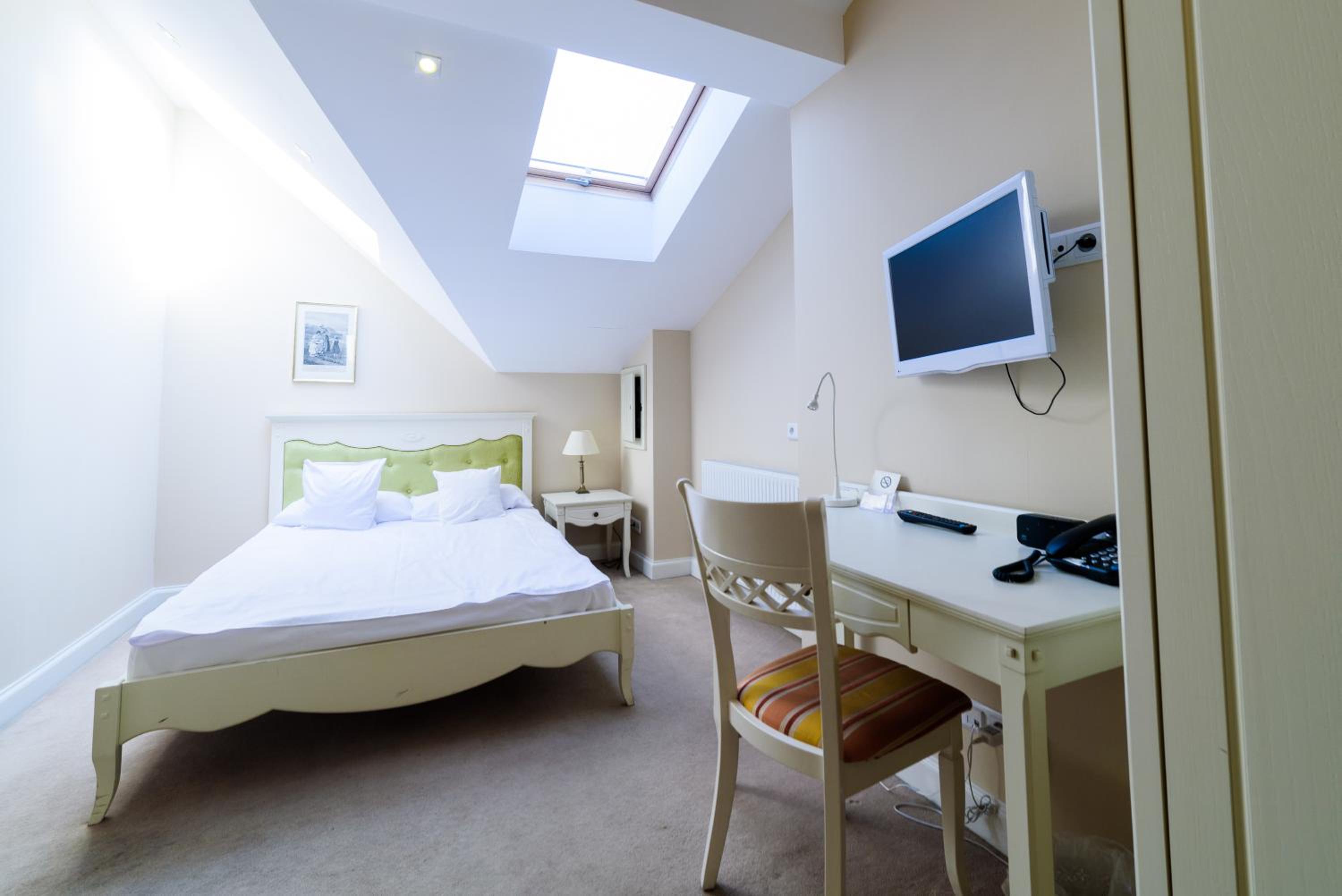 Standard Double Room - Photo 9
