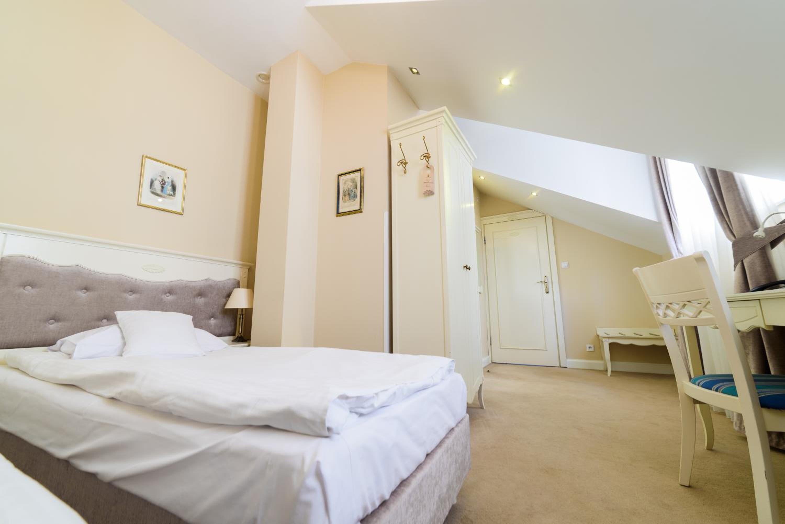 Standard Twin Room - Photo 6