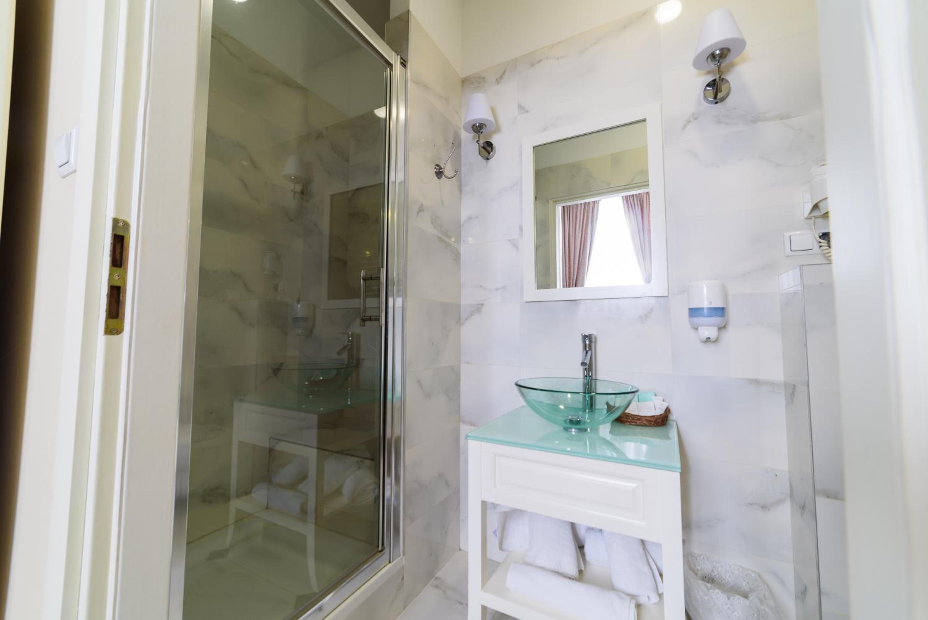 Standard Double Room - Photo 8