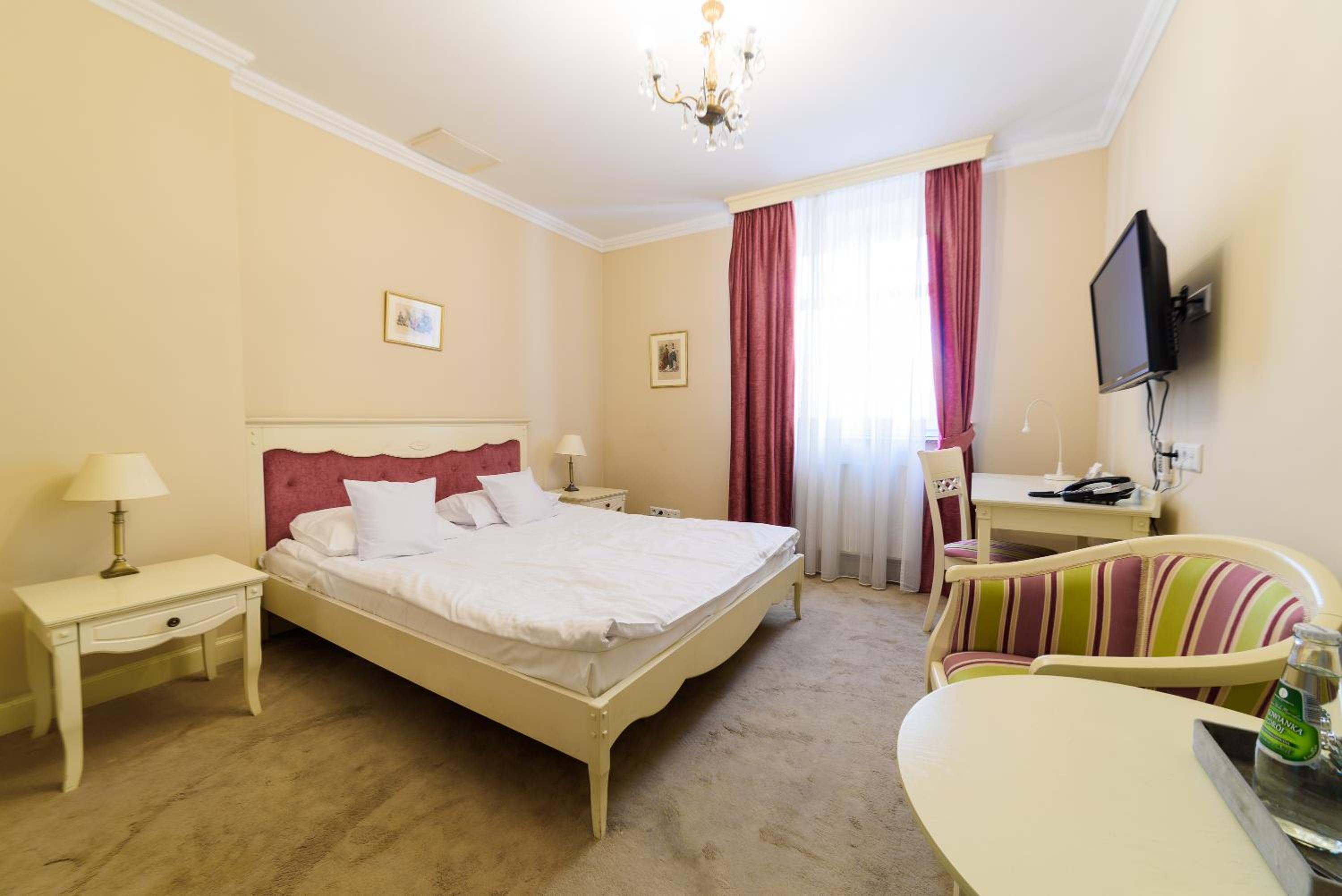 Standard Double Room - Photo 11