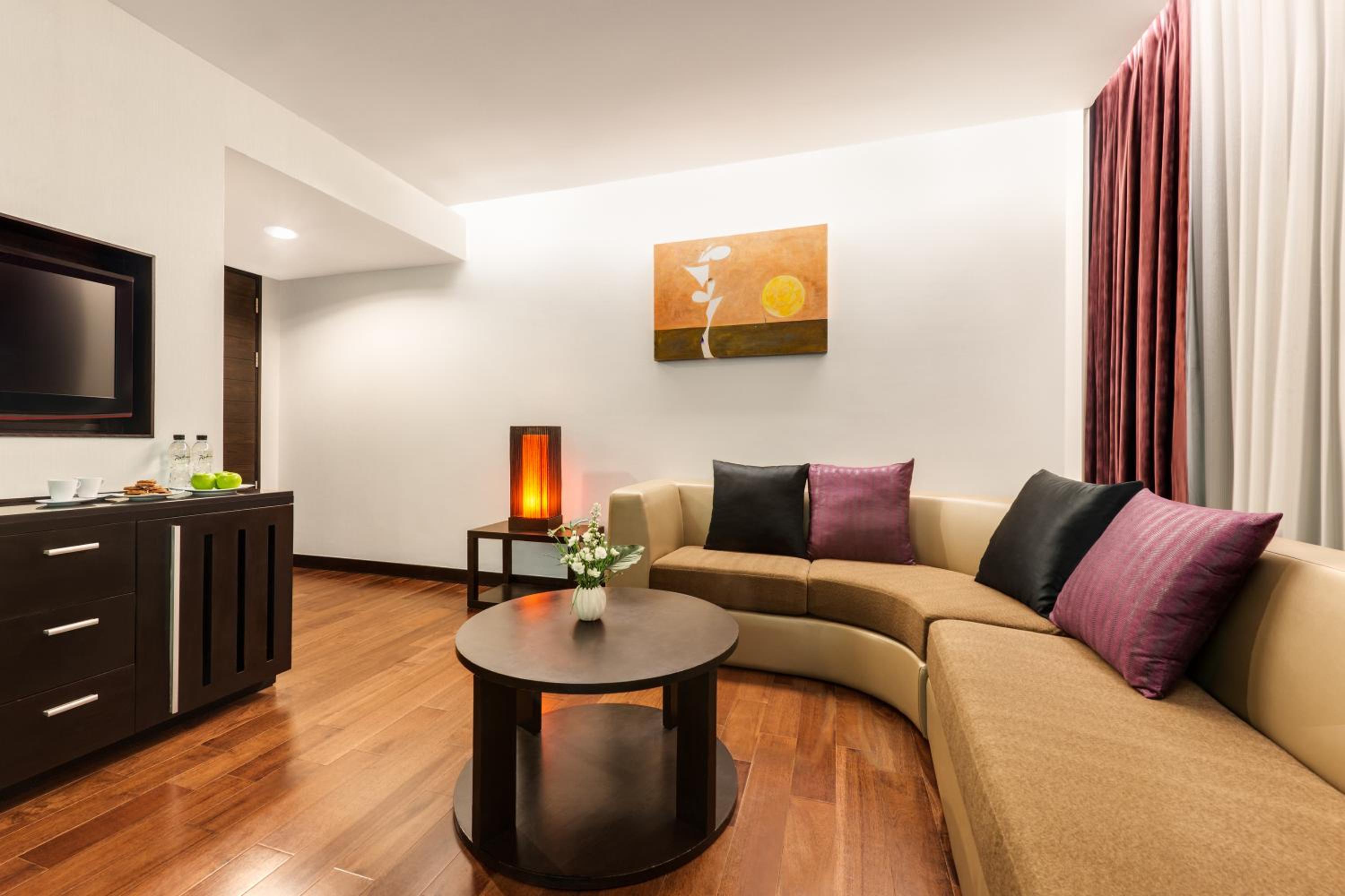 One-Bedroom Suite with Balcony photo 3