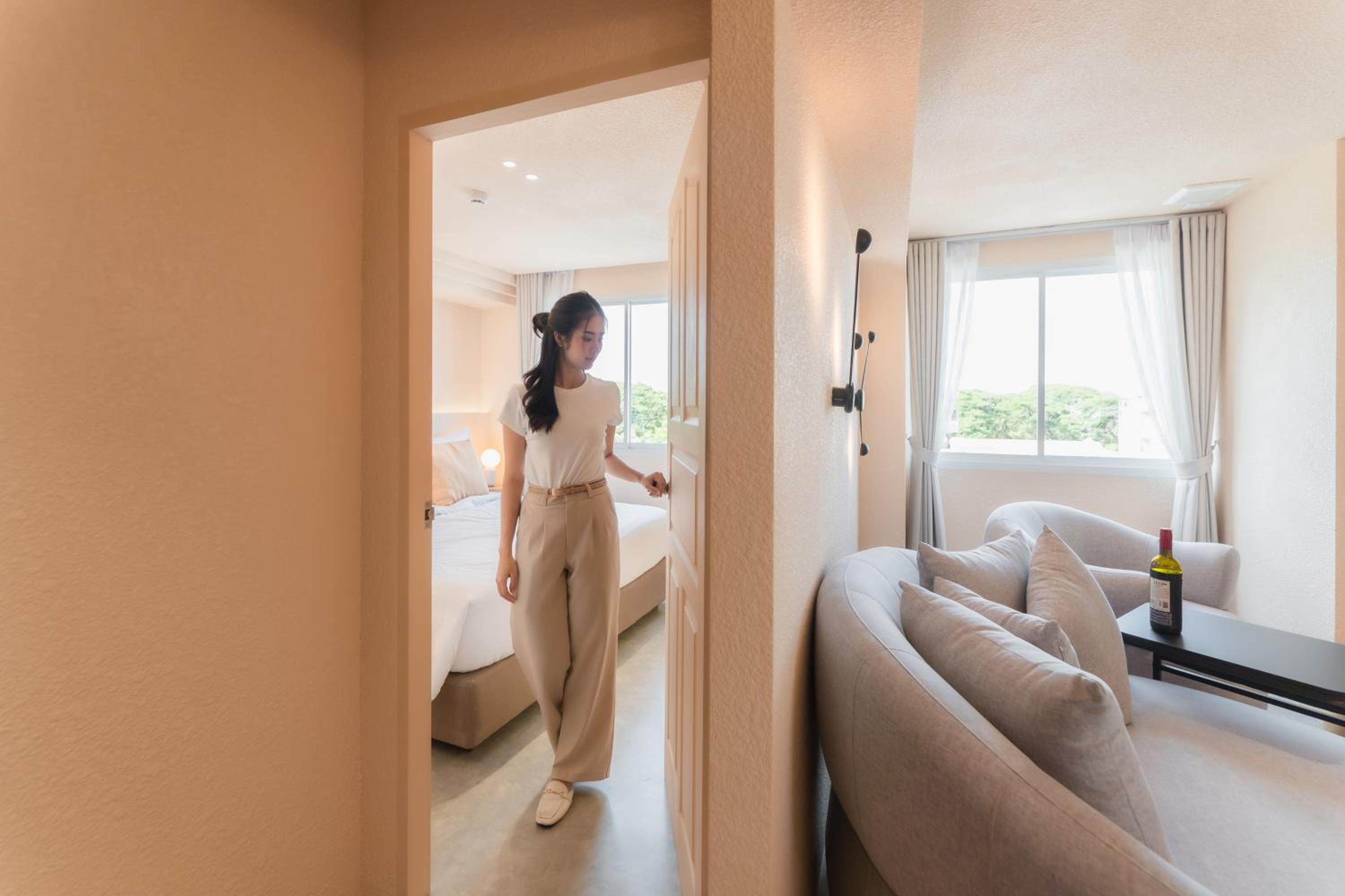 Suite City View with Bathtub - Photo 7