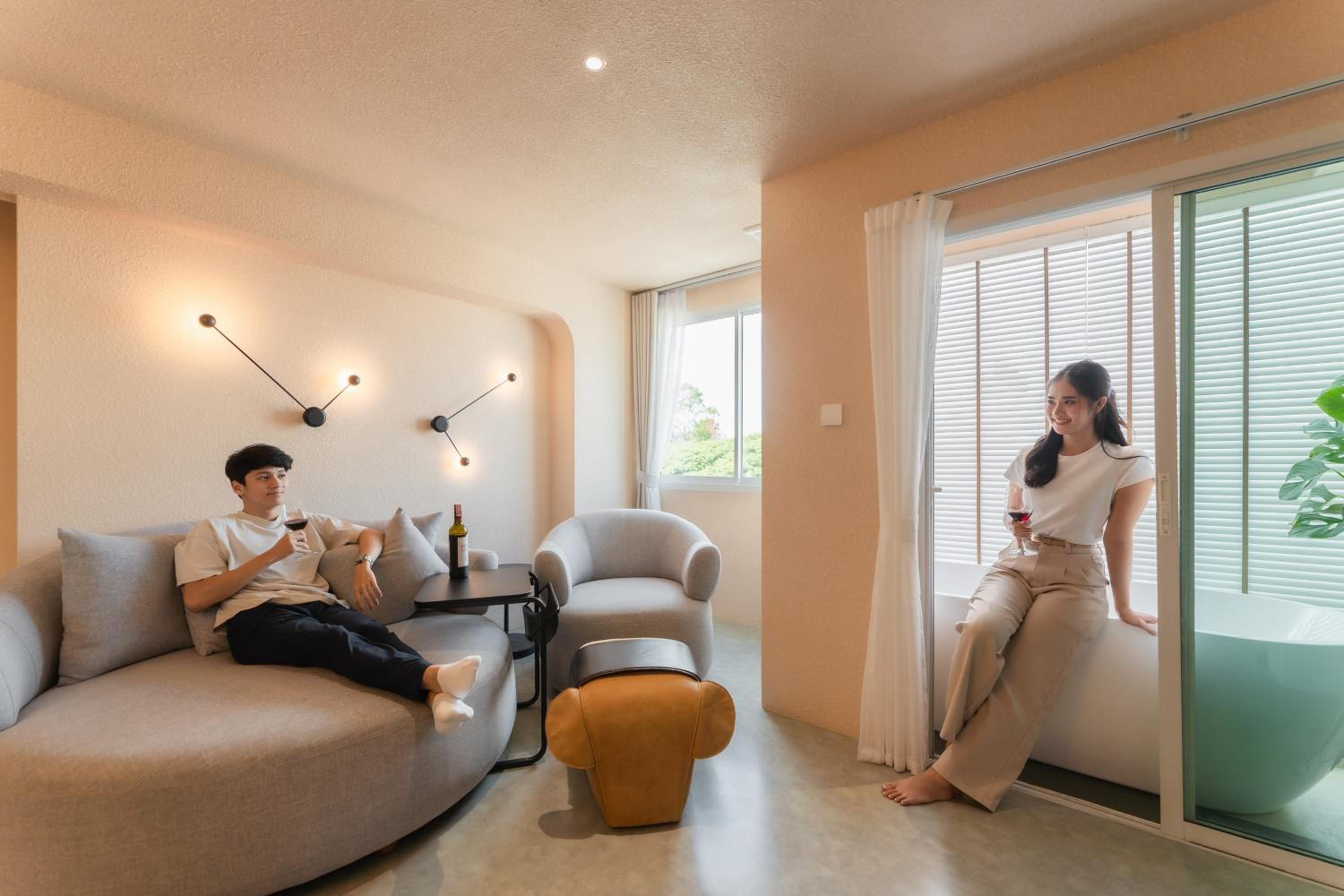 Suite City View with Bathtub - Photo 6