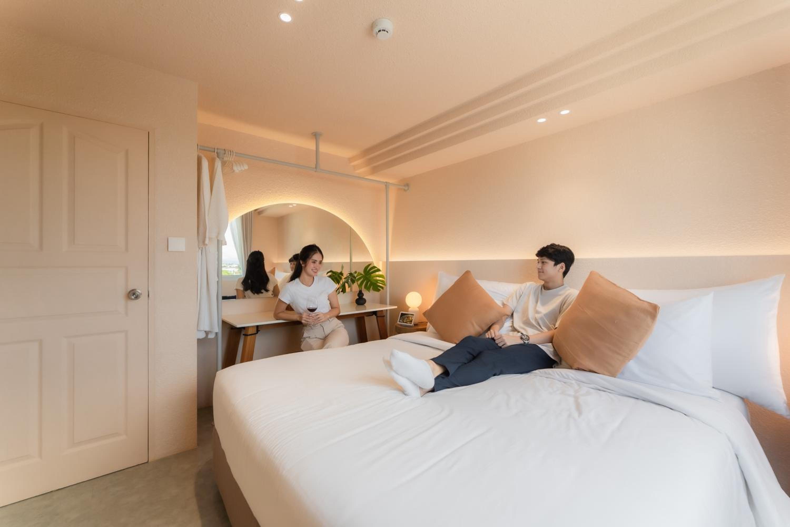 Suite City View with Bathtub - Photo 4