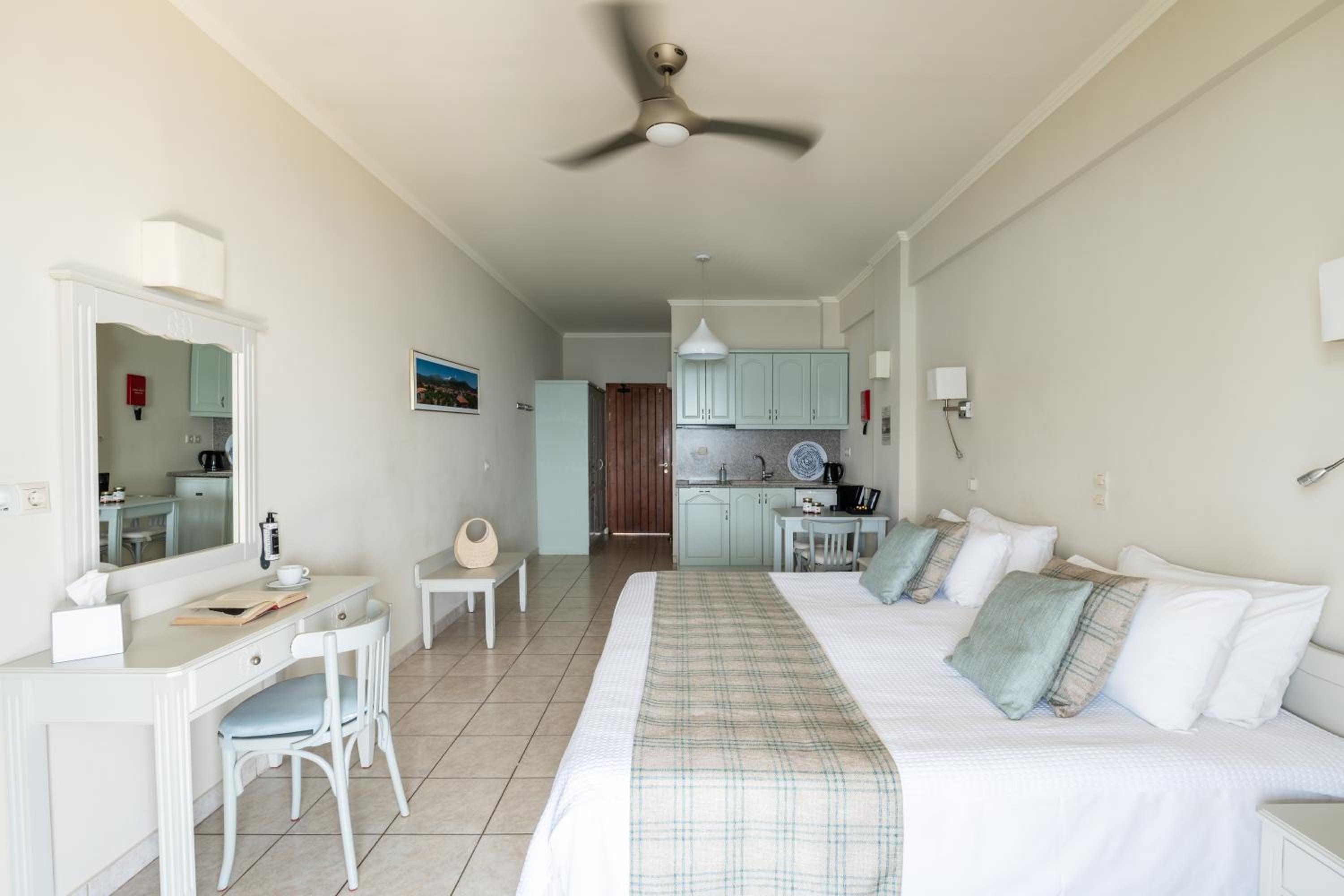 Studio (2 Adults) with Sea View - Photo 4