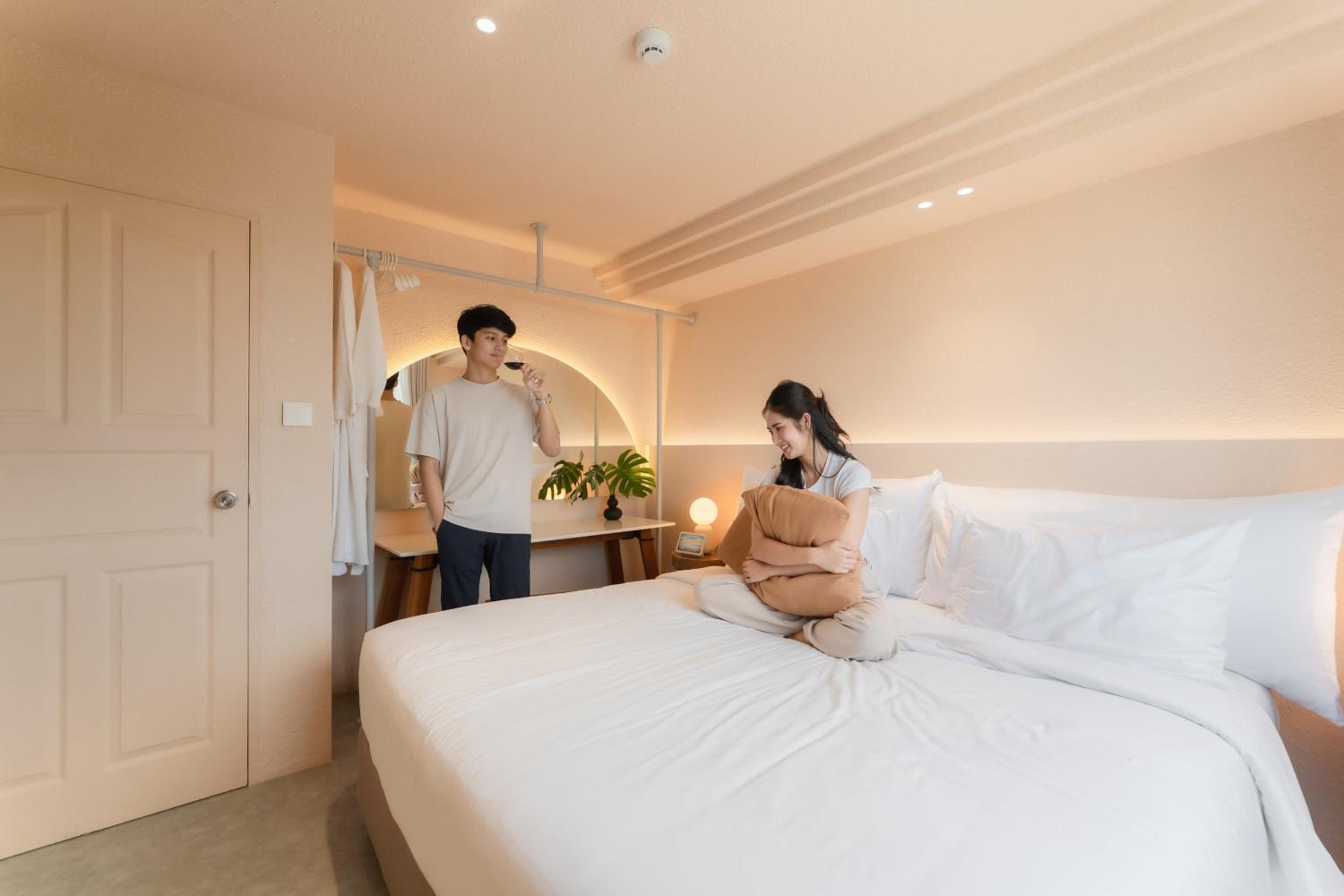 Suite City View with Bathtub - Photo 12