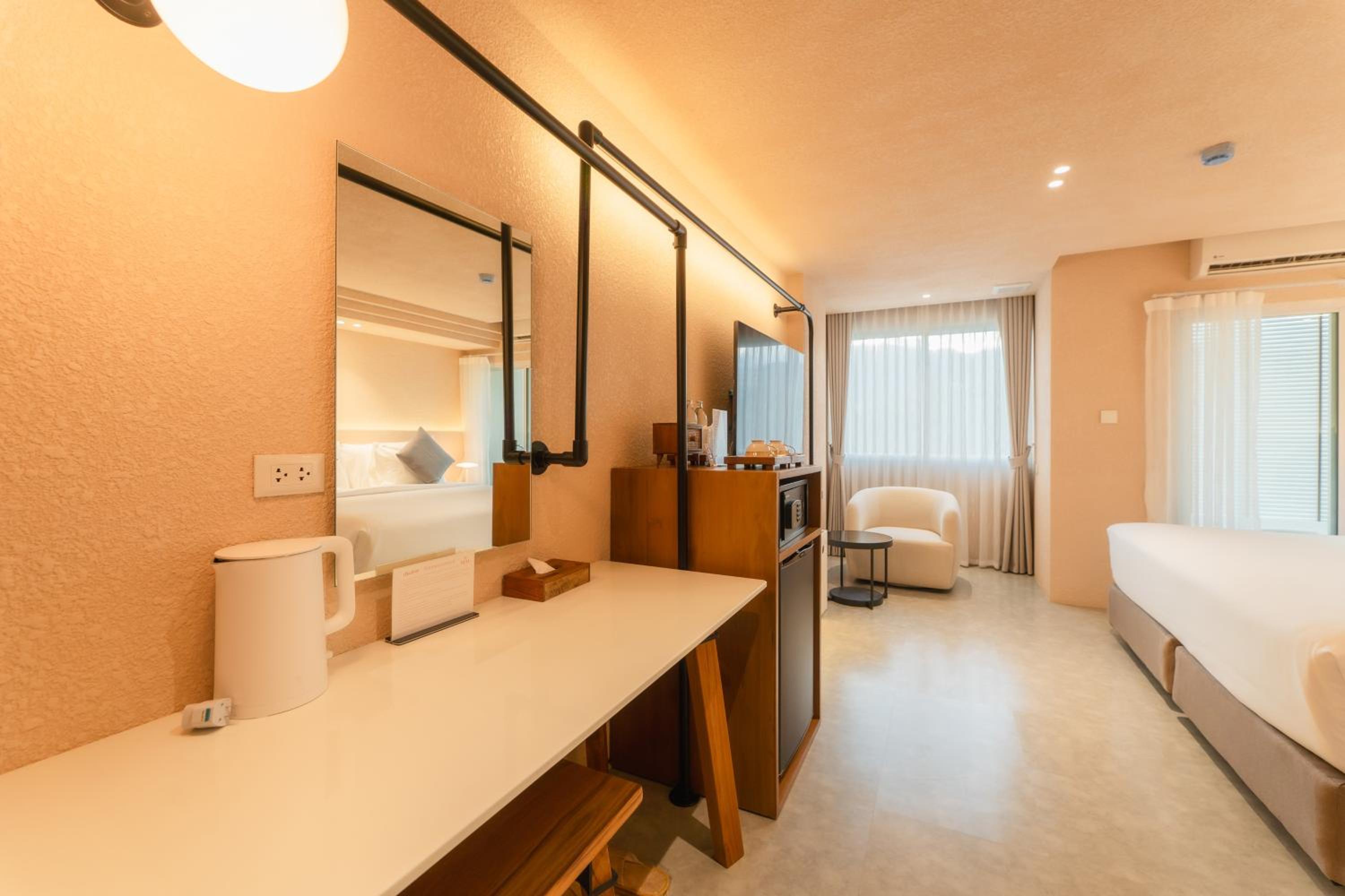 Deluxe Mountain View with Bathtub - Photo 19