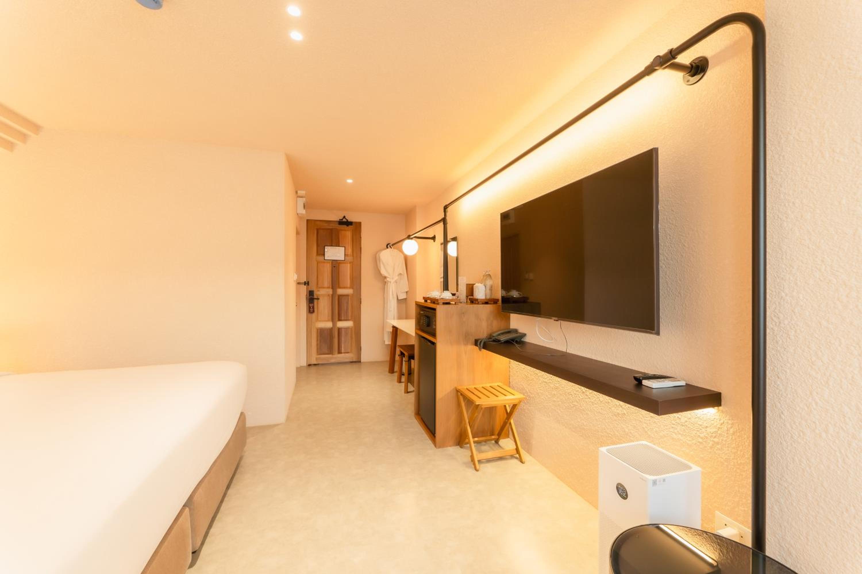Deluxe Mountain View with Bathtub - Photo 18