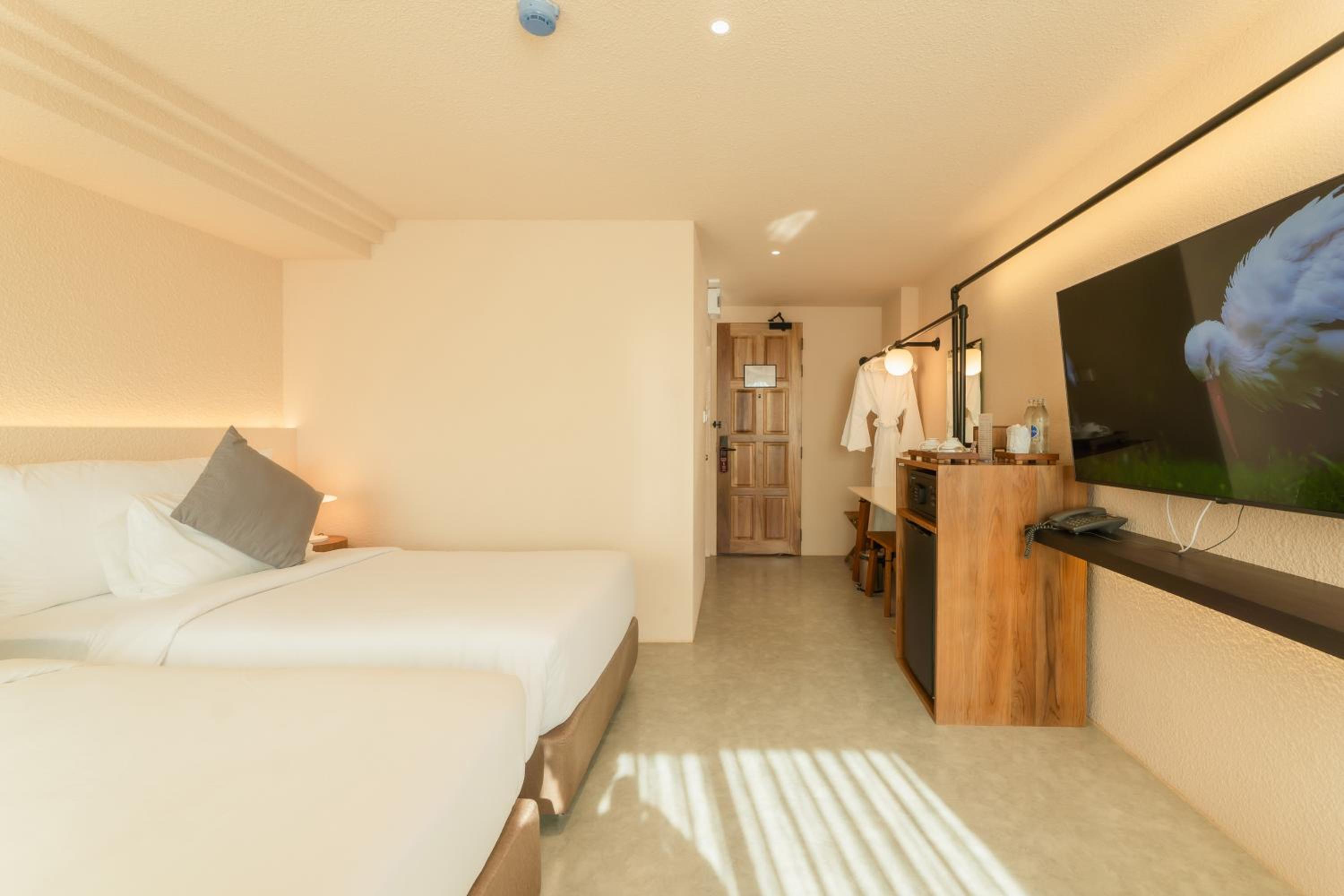 Deluxe Mountain View with Bathtub - Photo 3