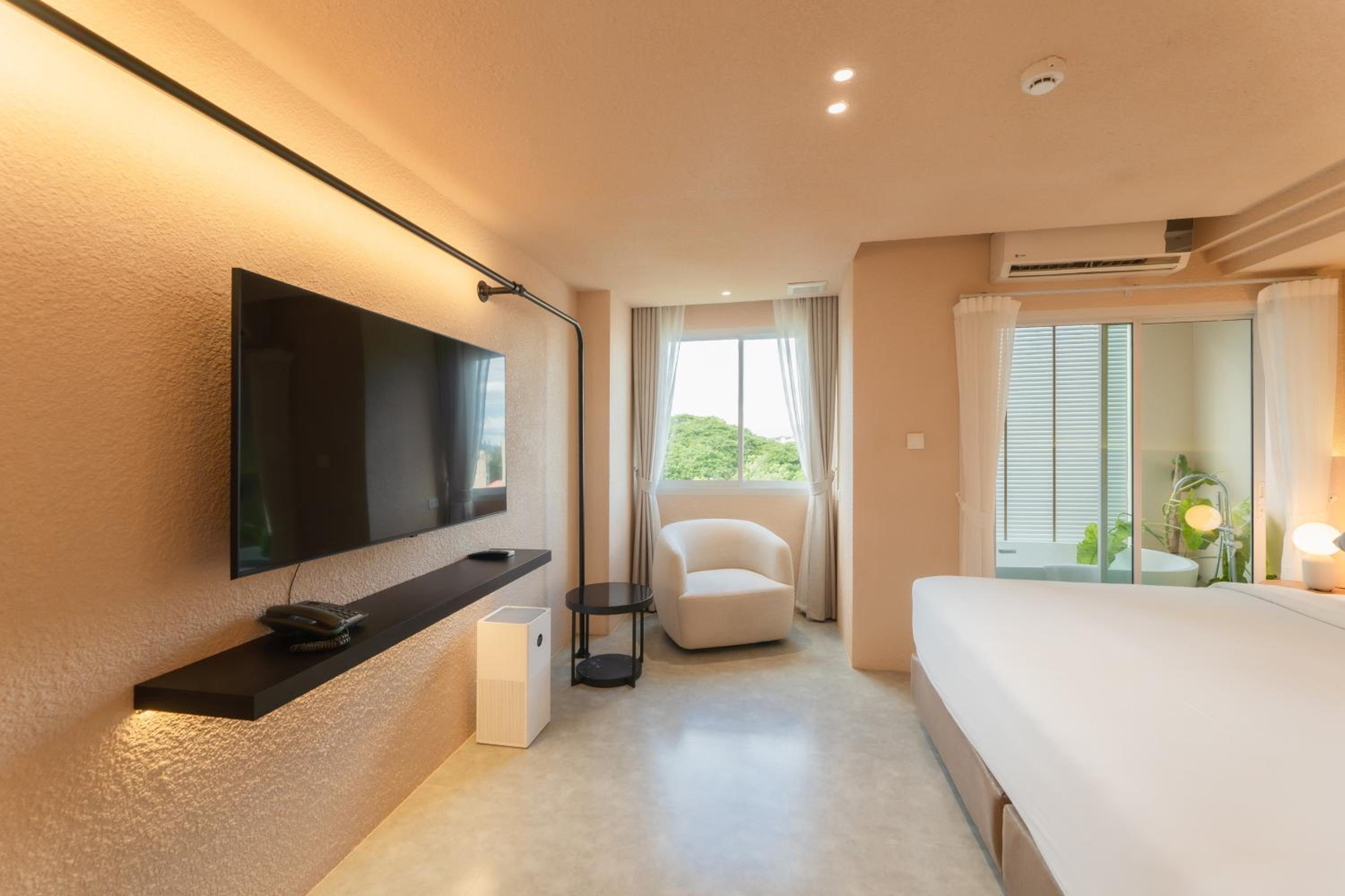Deluxe Mountain View with Bathtub - Photo 7