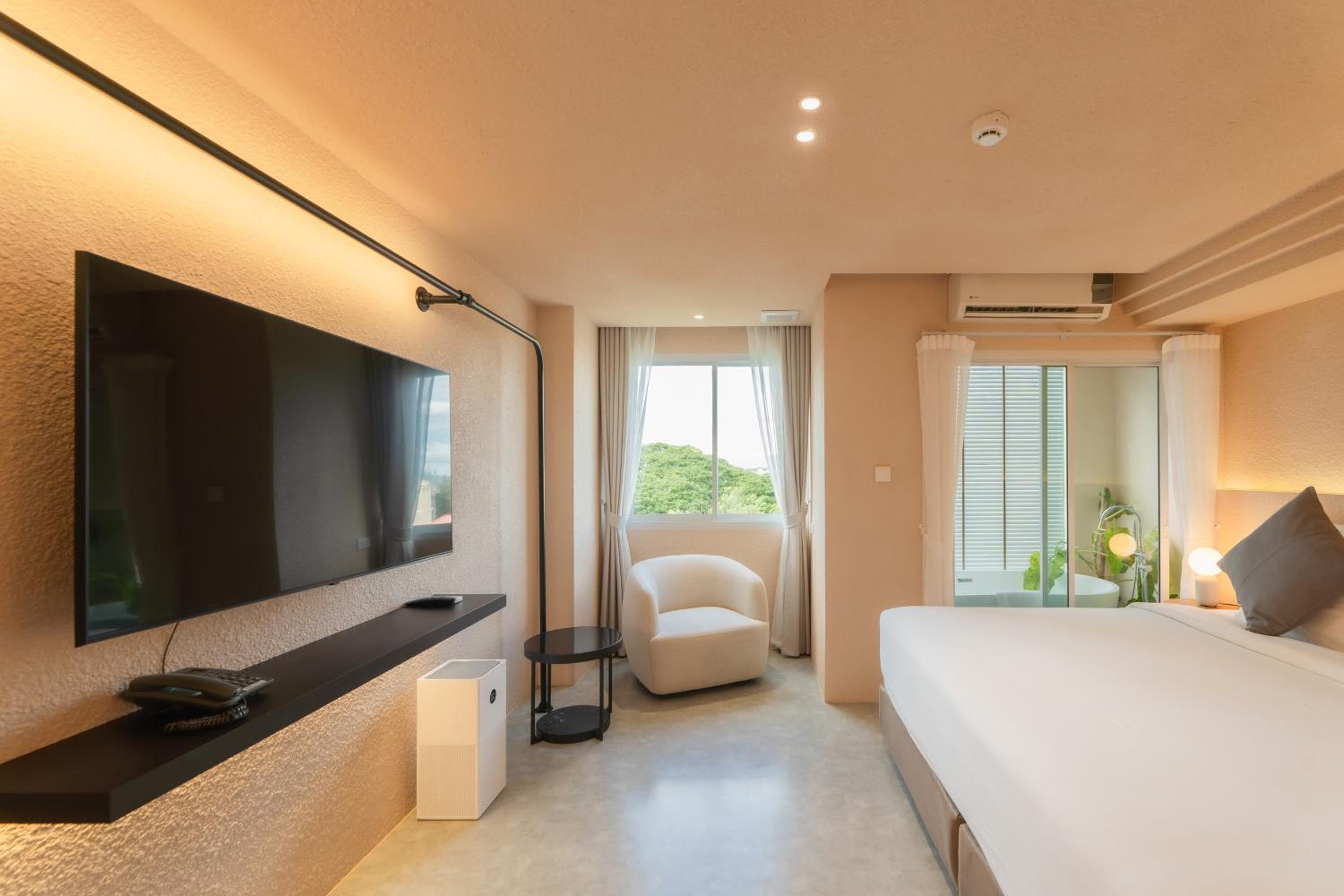 Deluxe Mountain View with Bathtub - Photo 17