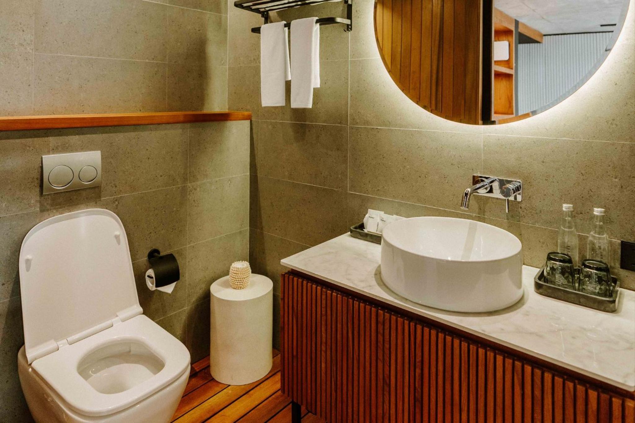 Premier Pool Suite King photo 3