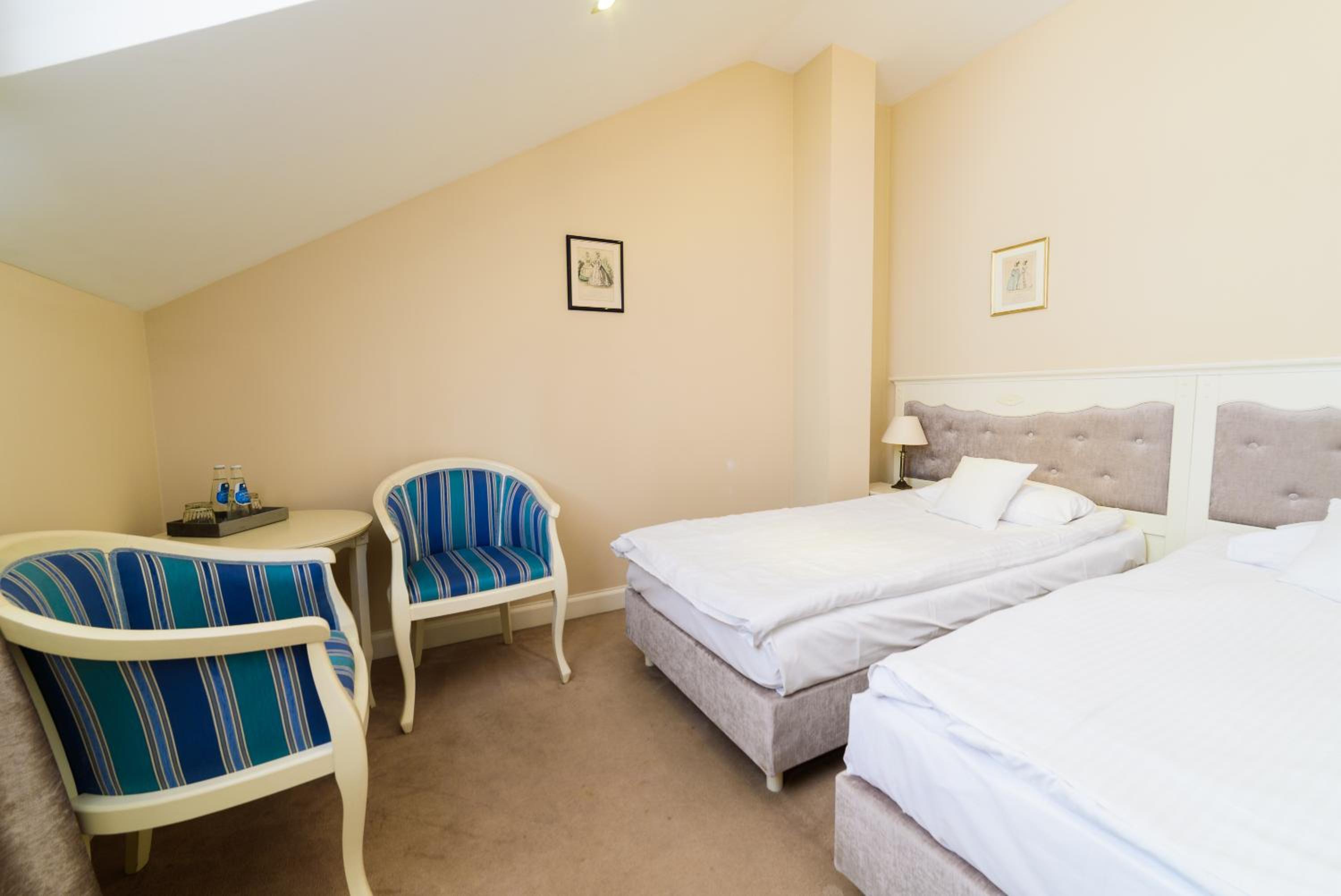Standard Twin Room - Photo 8