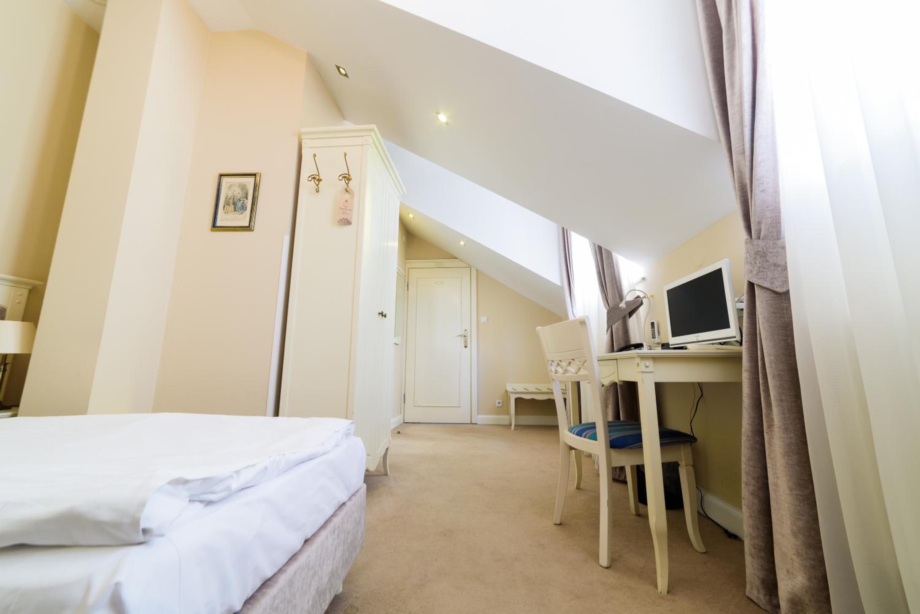 Standard Twin Room - Photo 9
