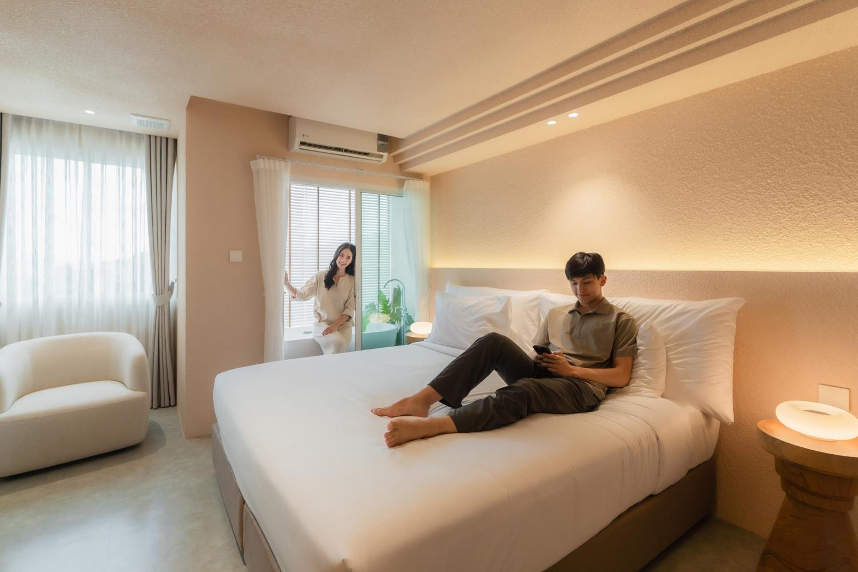 Deluxe City View with Bathtub - Photo 15