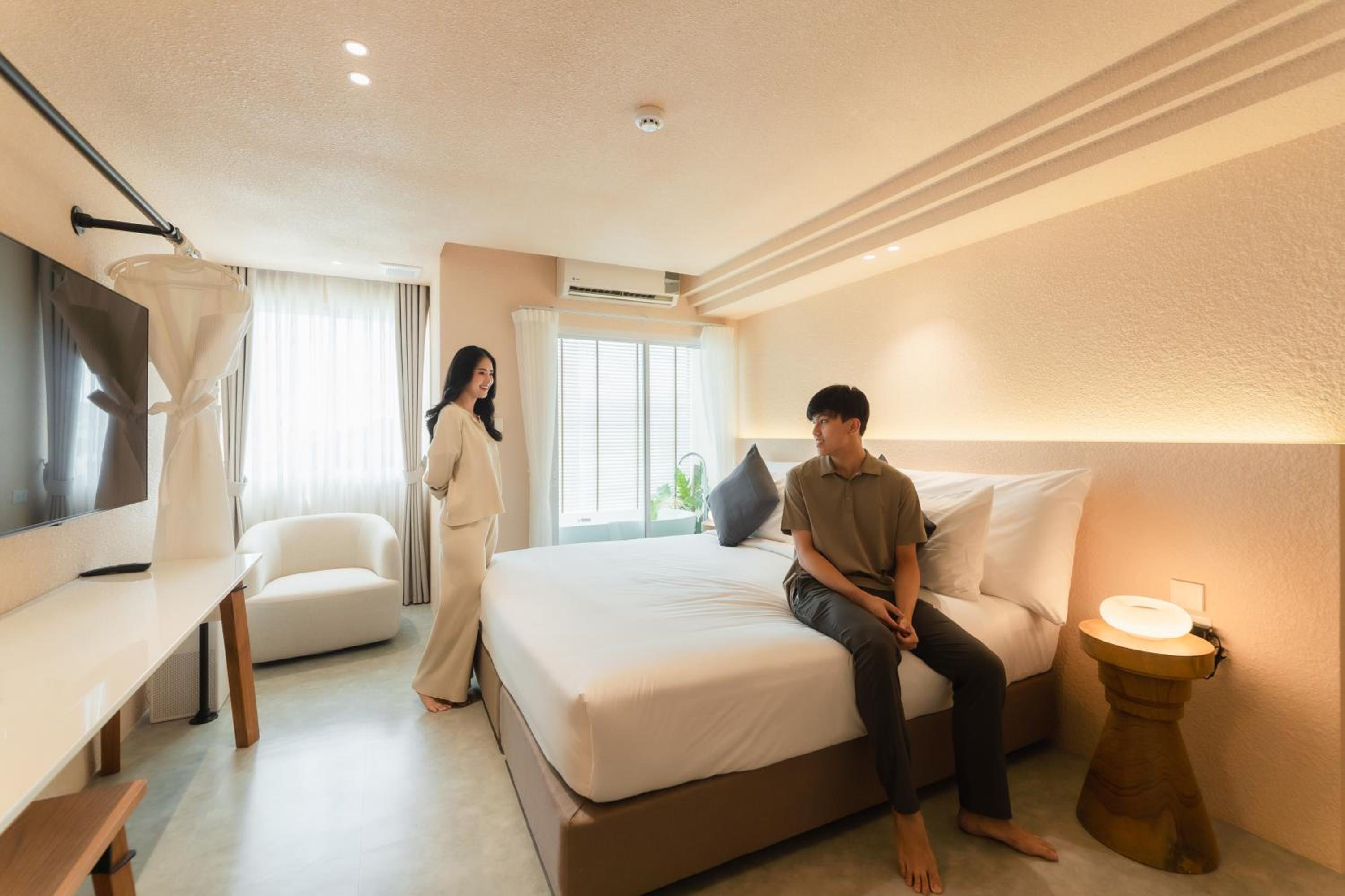 Deluxe City View with Bathtub - Photo 13