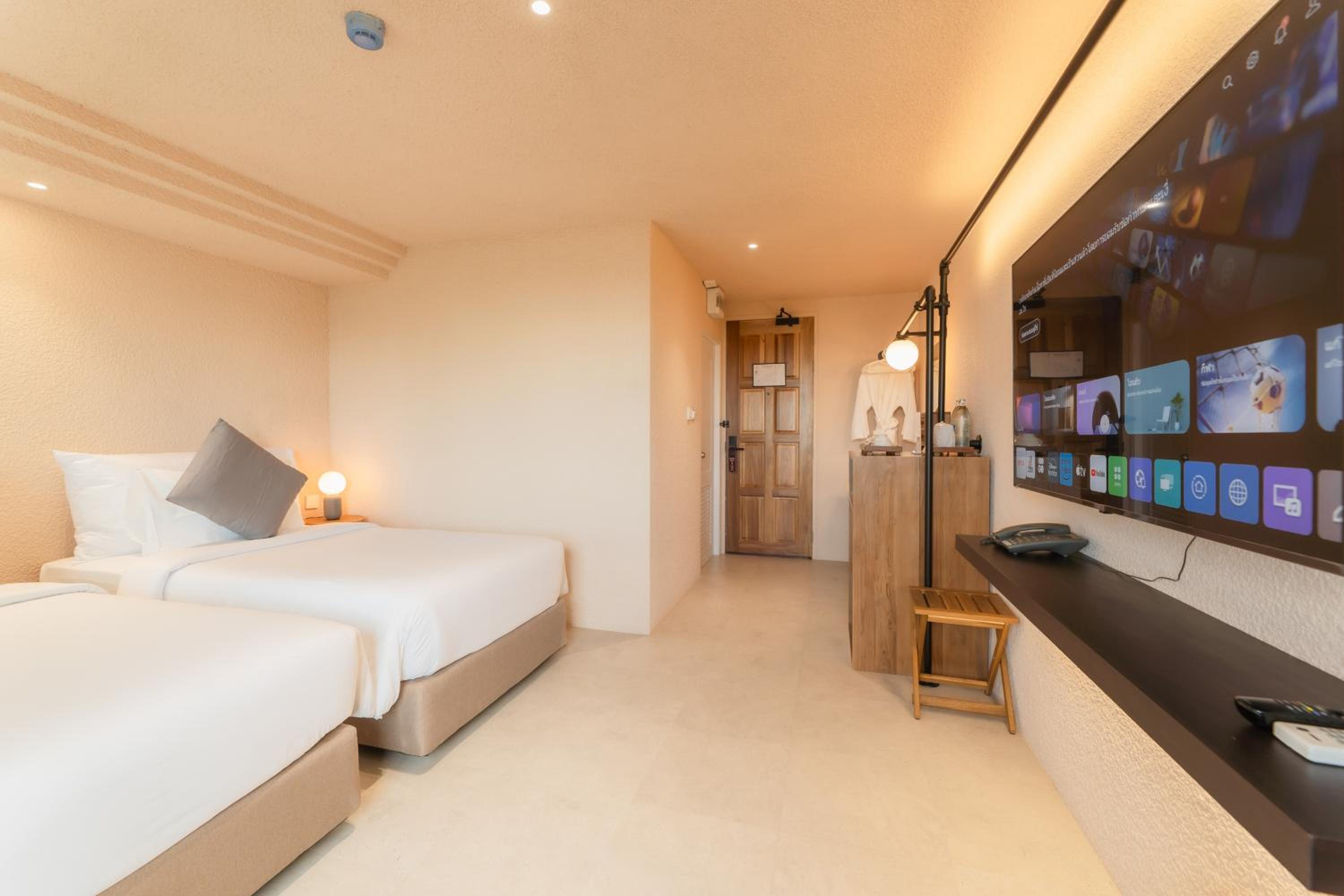 Deluxe City View with Bathtub - Photo 1