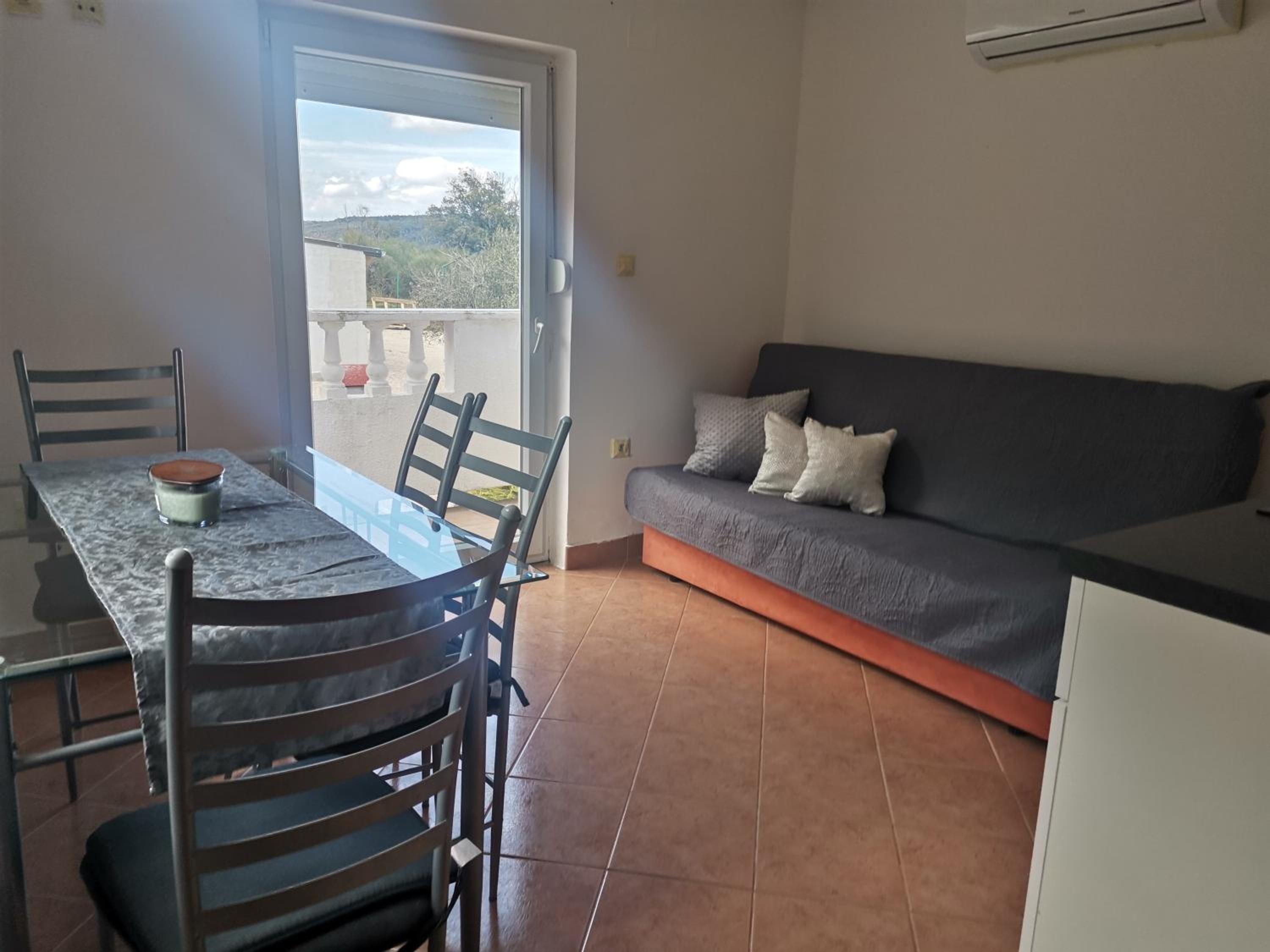 Apartment with Terrace - Photo 4