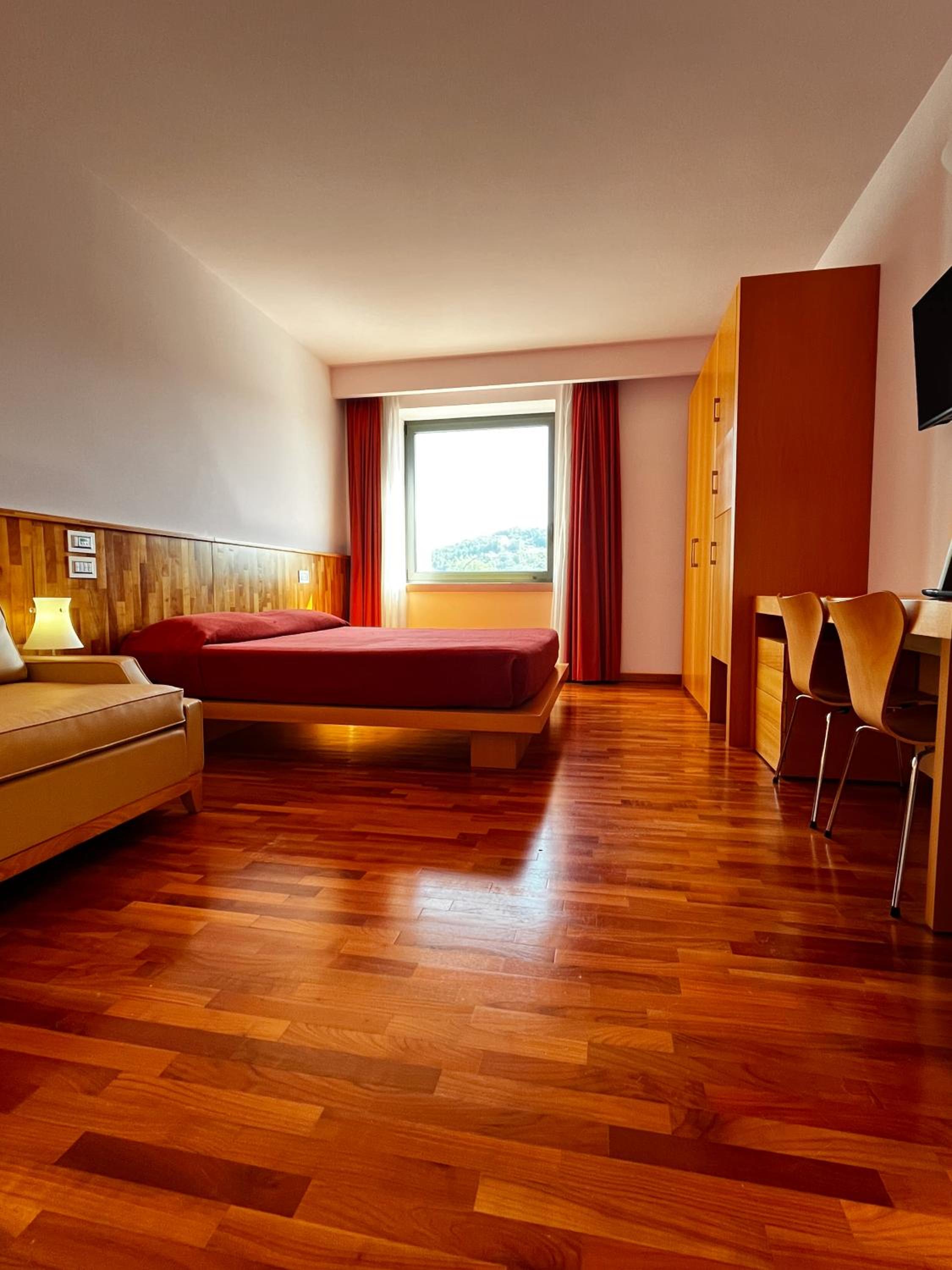 Suite - Photo 27