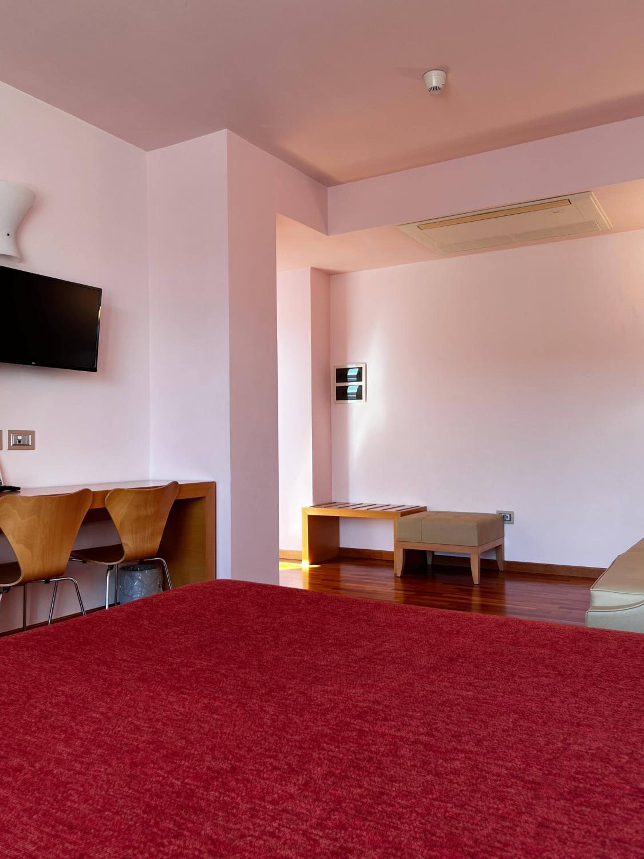 Suite - Photo 23