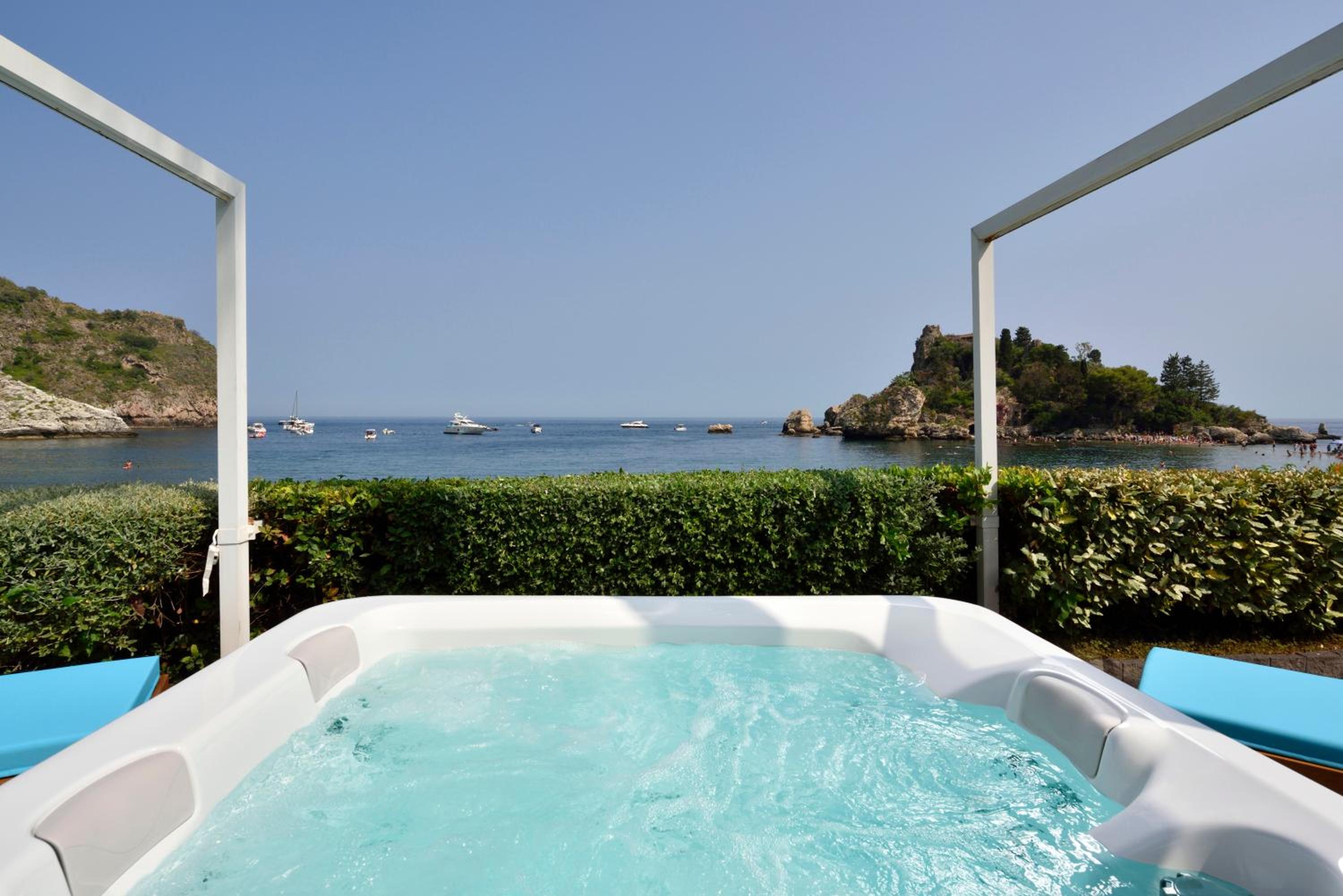 Deluxe Double or Twin Room with Sea View and Hot Tub - Photo 3