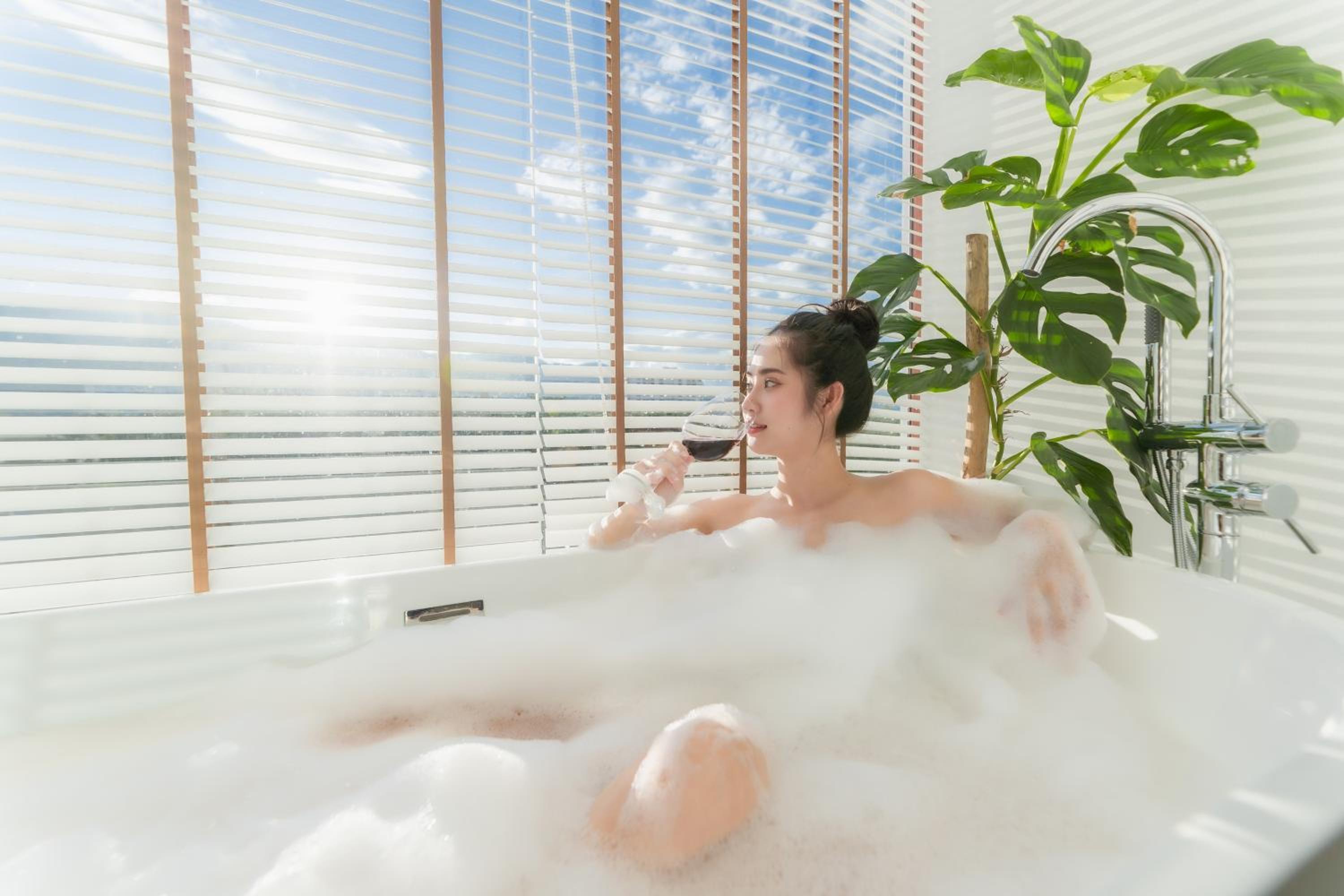 Suite Mountain View with Bathtub - Photo 19