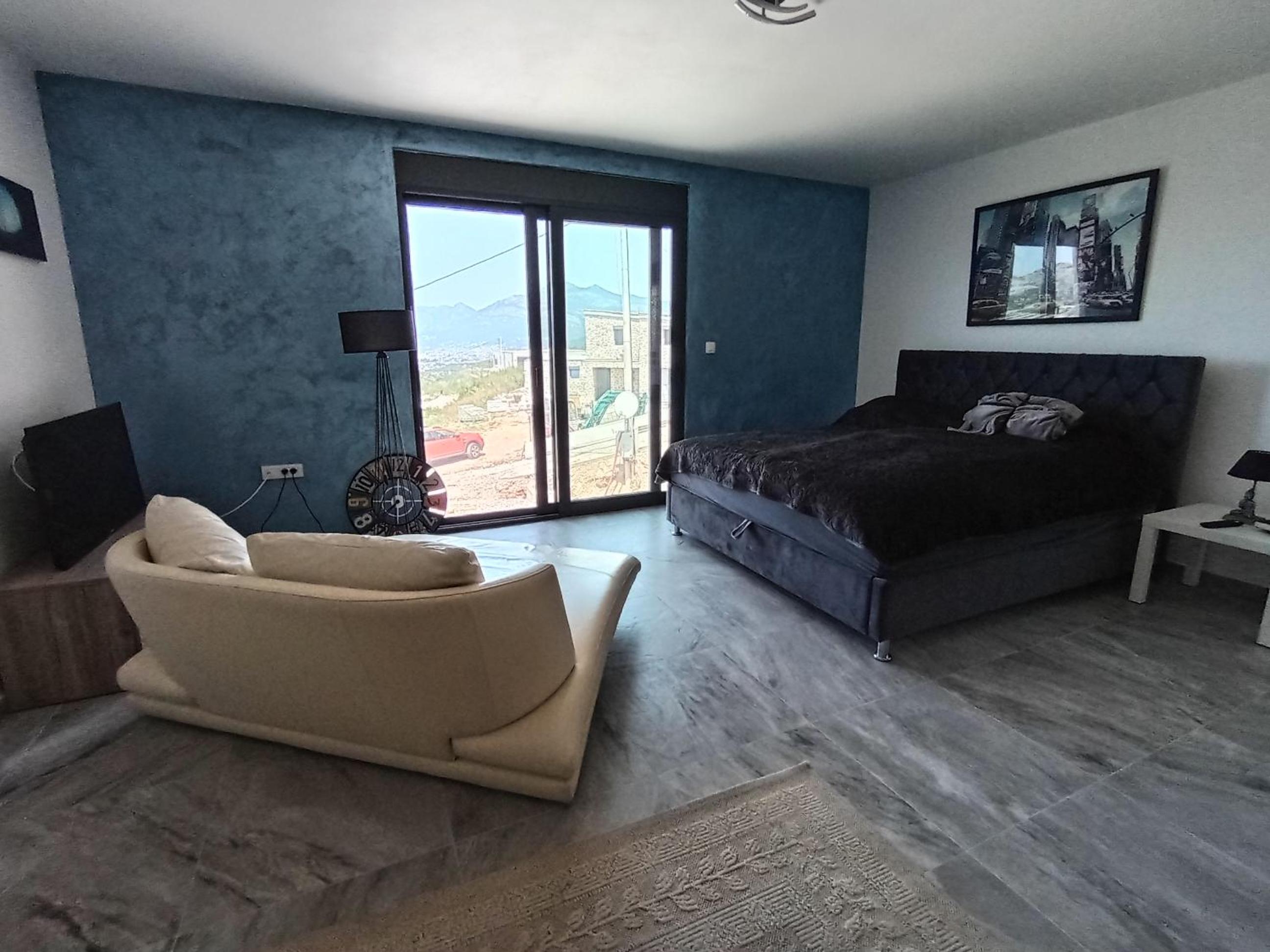 One-Bedroom Apartment with Bay View