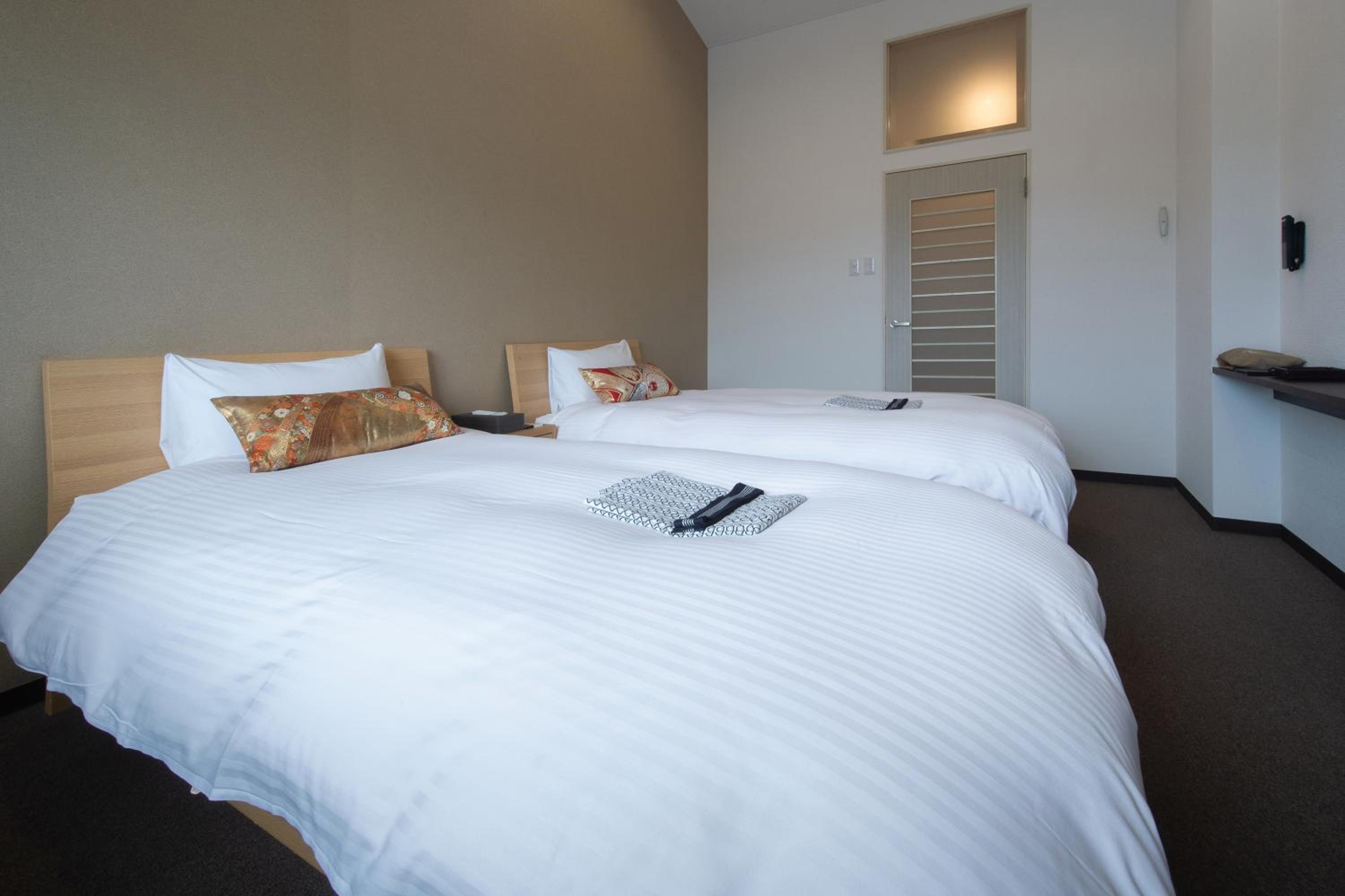 Economy Twin Room thumbnail 6