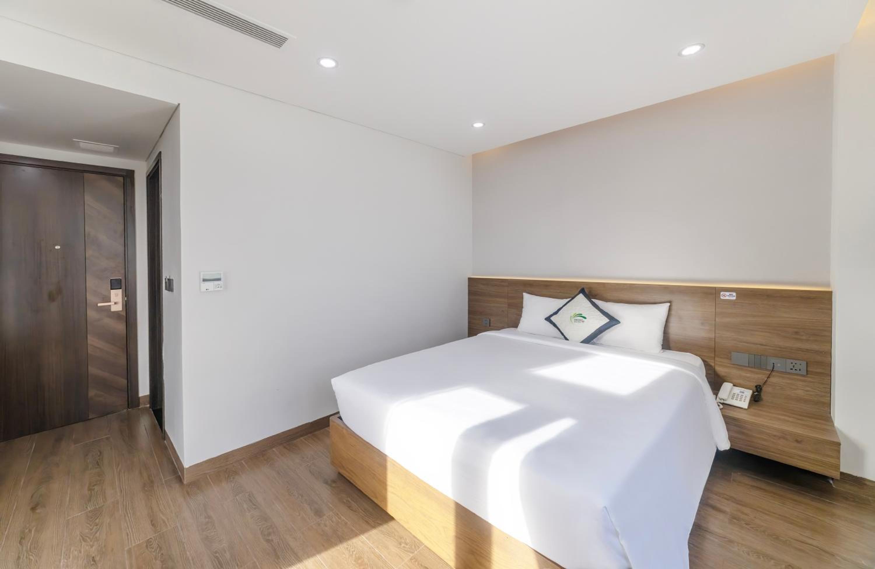 Deluxe Double Room with Balcony - Photo 4