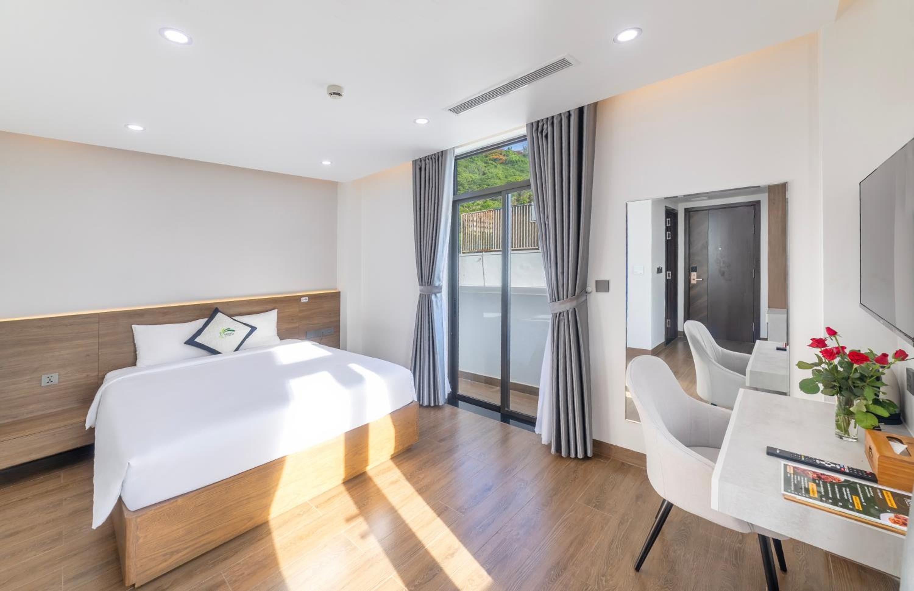 Deluxe Double Room with Balcony - Photo 1
