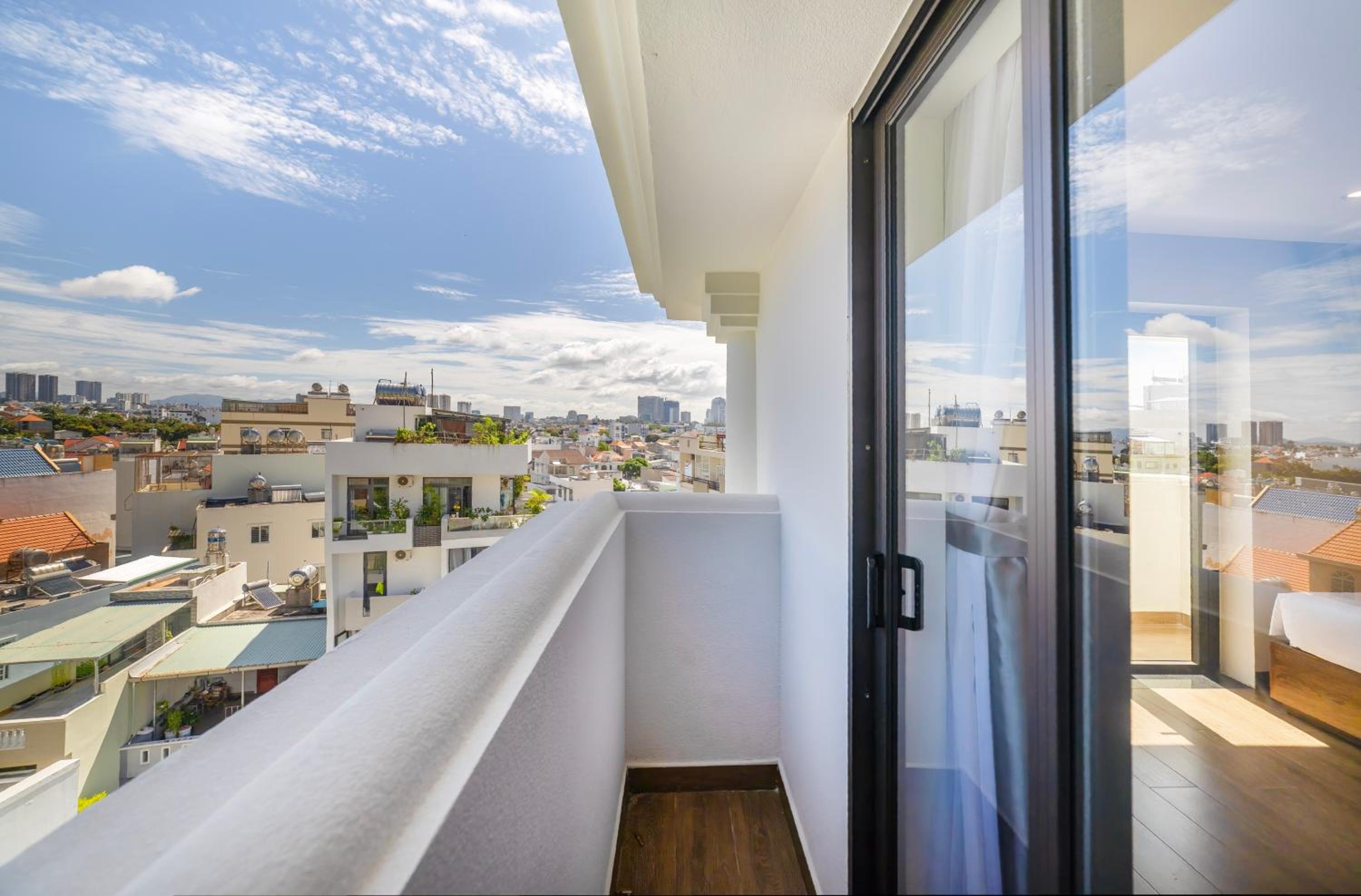 Deluxe Double Room with Balcony - Photo 6