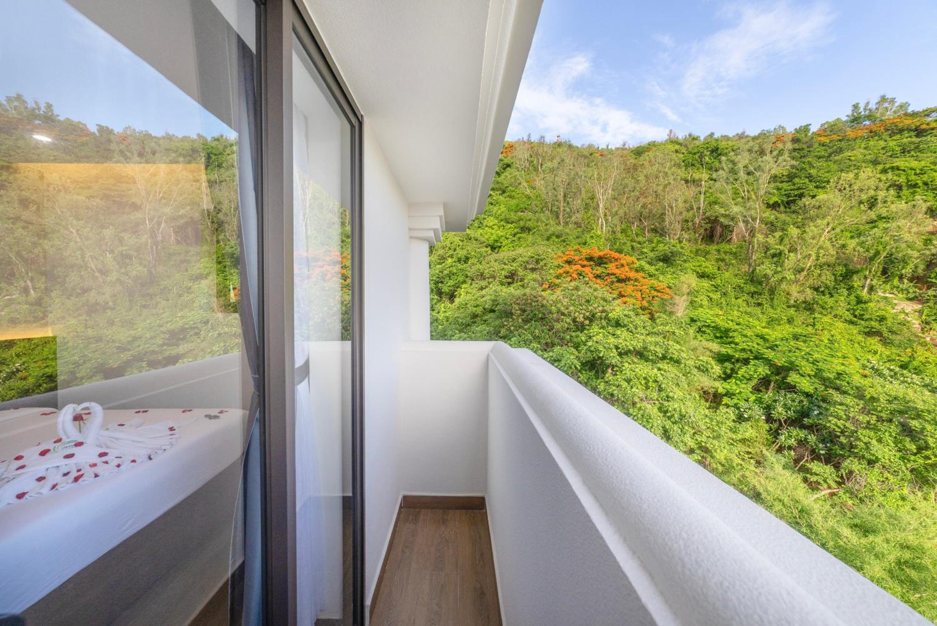 Deluxe Double Room with Balcony - Photo 3