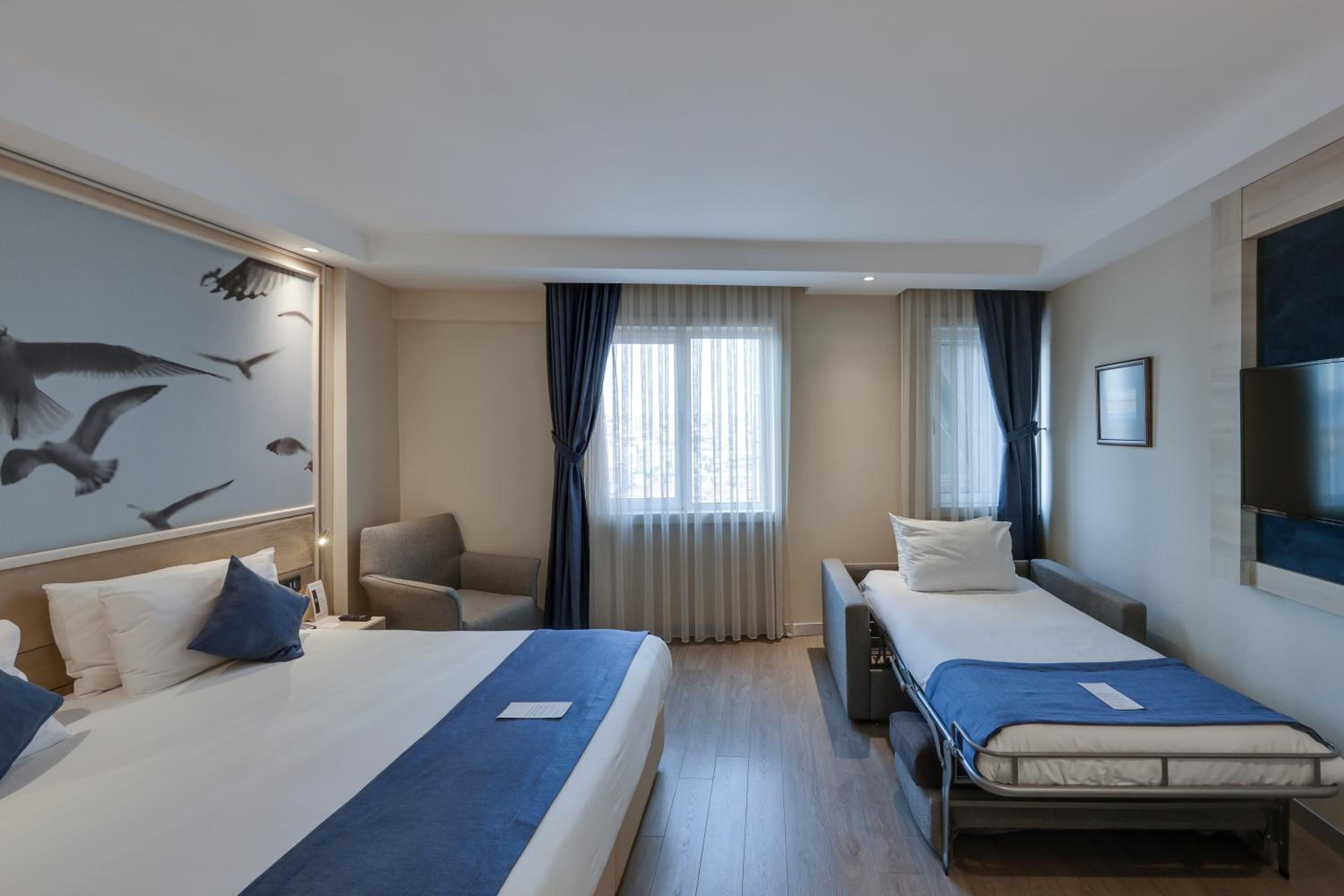 Executive Room, 1 King Bed, Sofa Bed thumbnail 5
