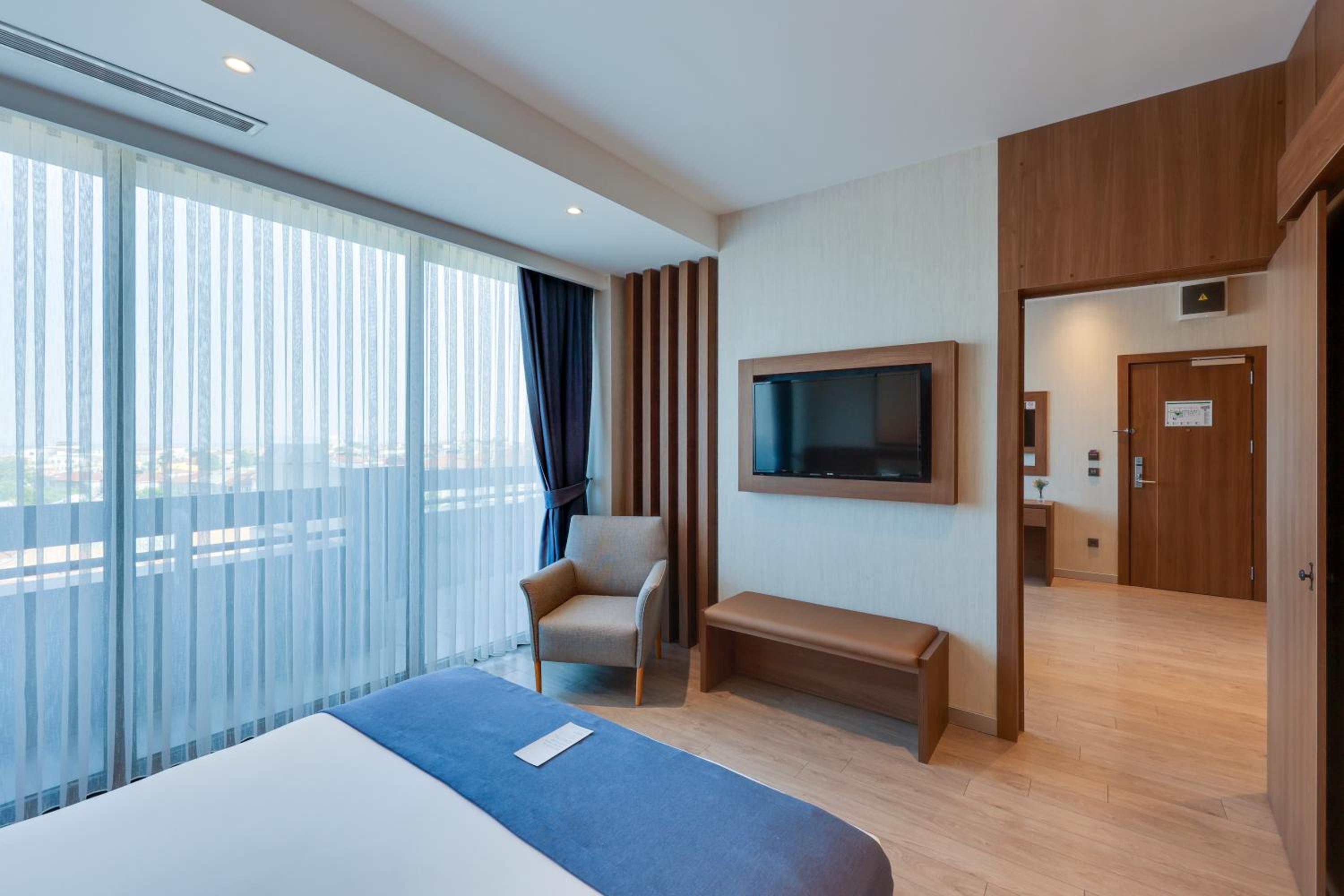 Terrace King Suite - Non-Smoking thumbnail 5