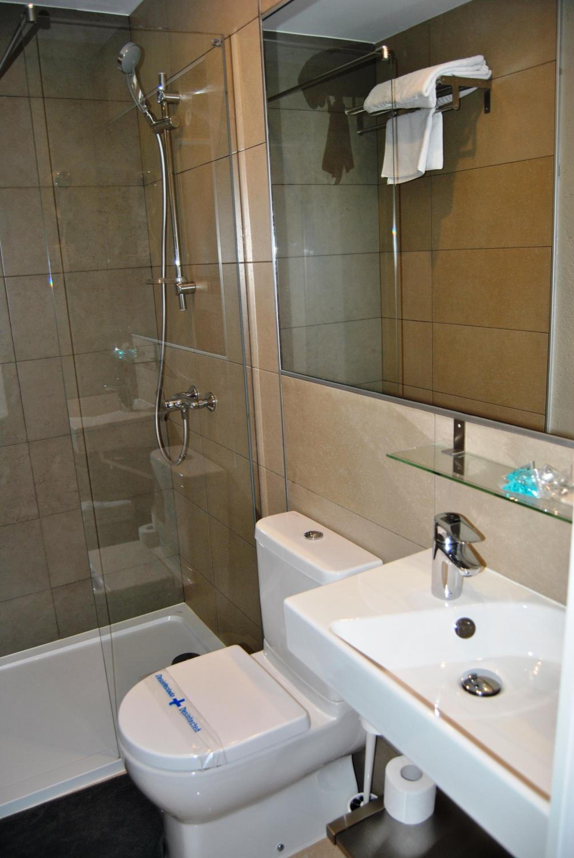 Double or Twin Room thumbnail 5