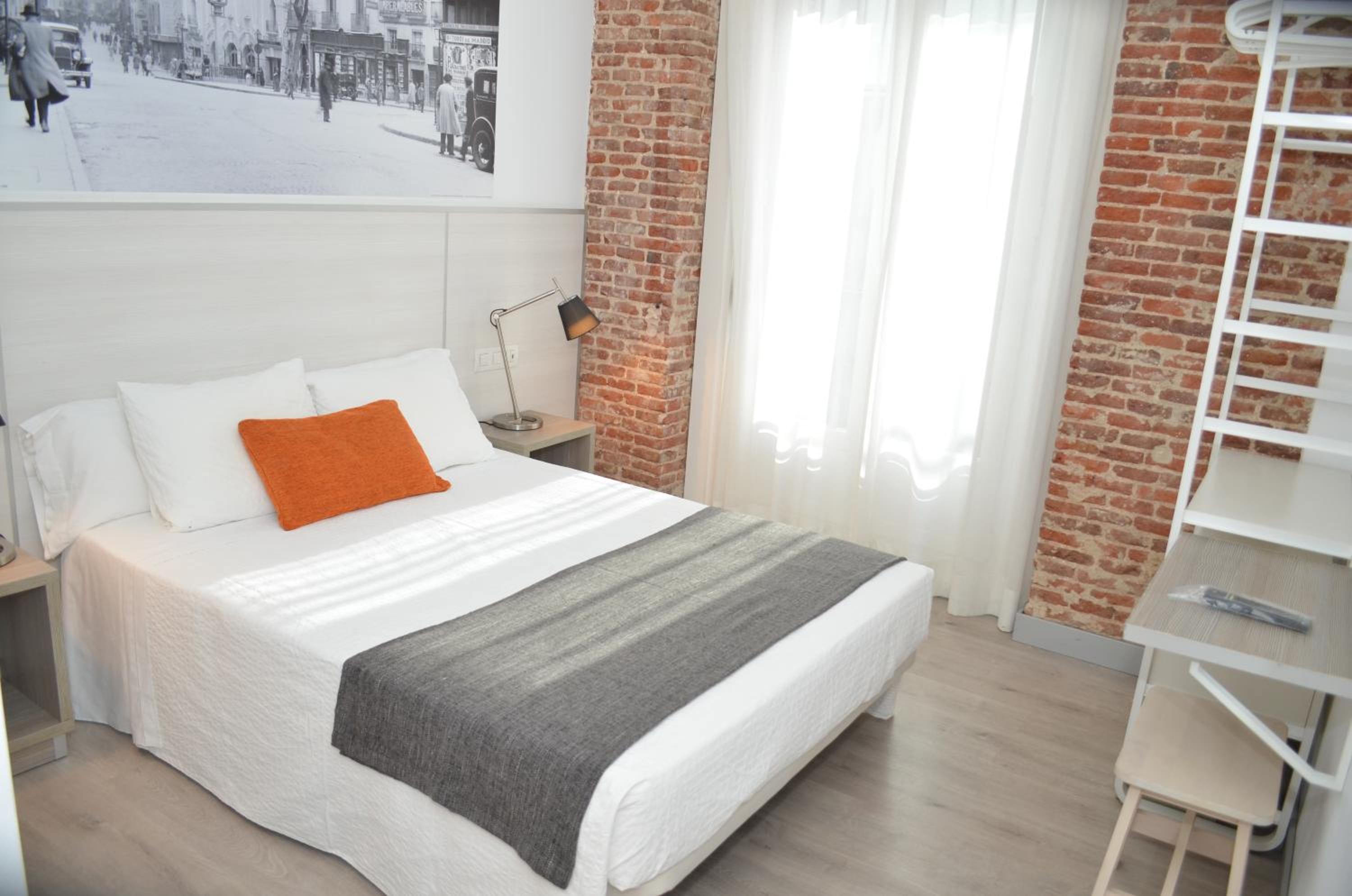 Double or Twin Room with City View thumbnail 5