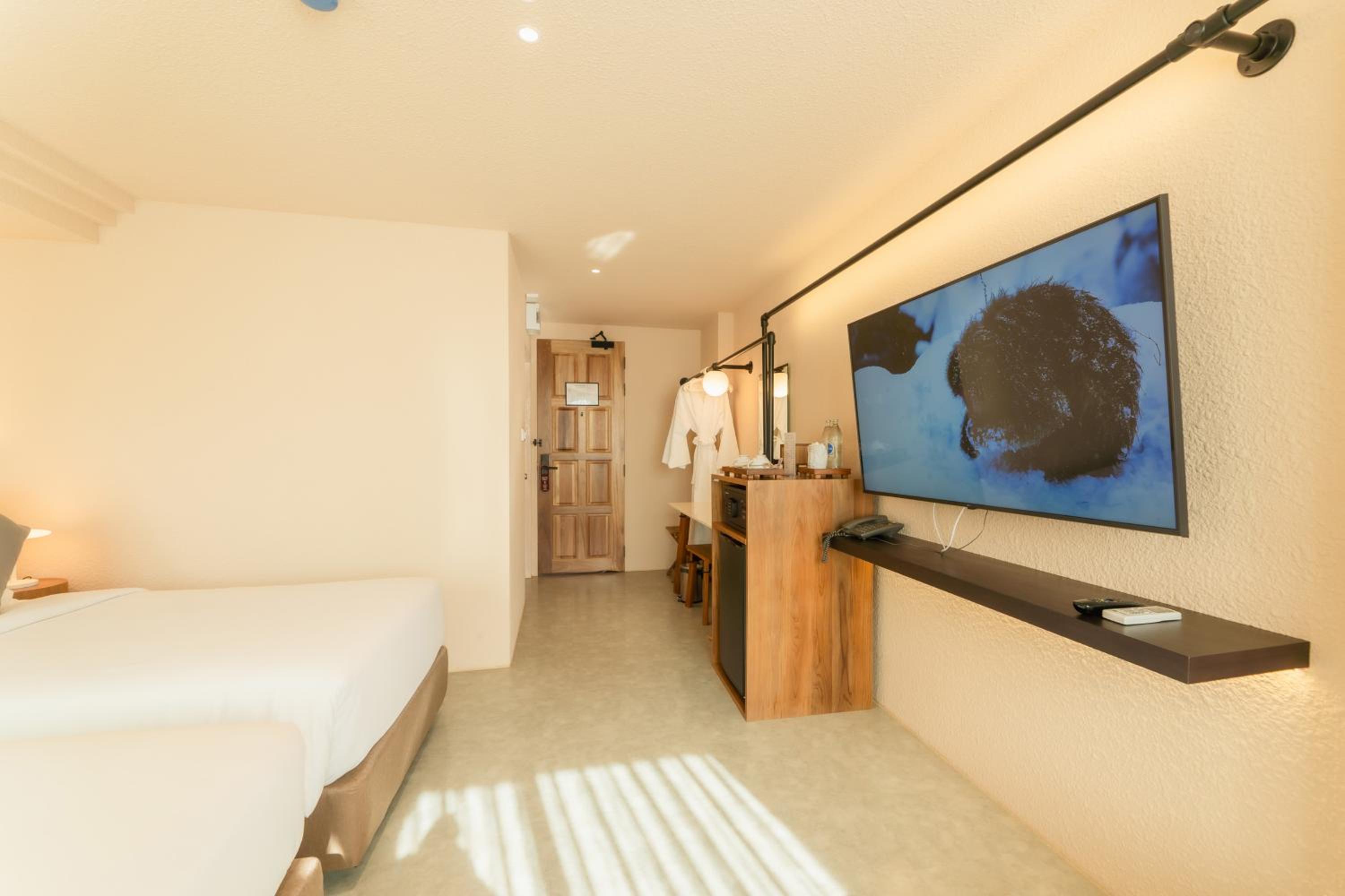 Deluxe with City View - Photo 20