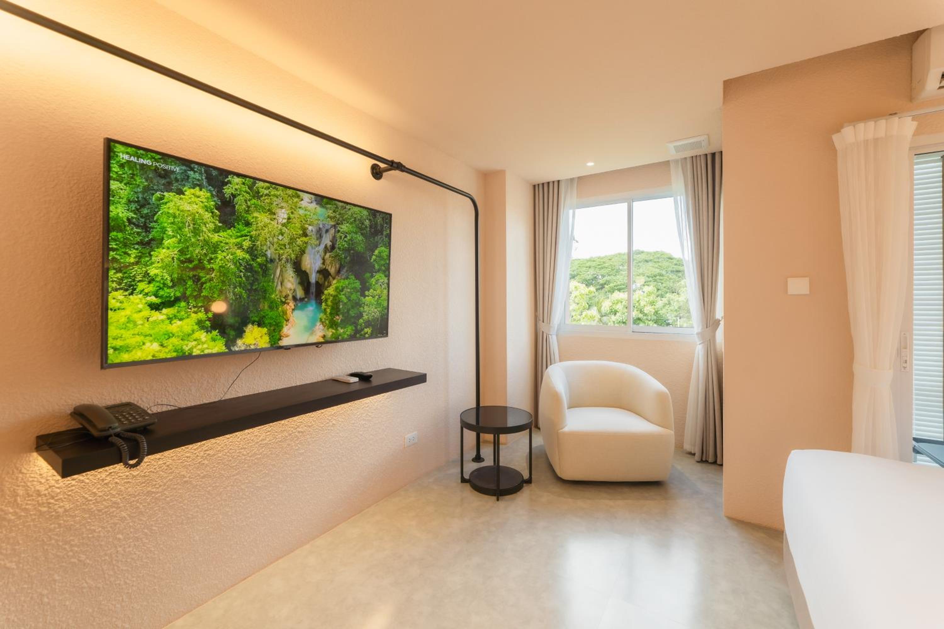 Deluxe with City View - Photo 5