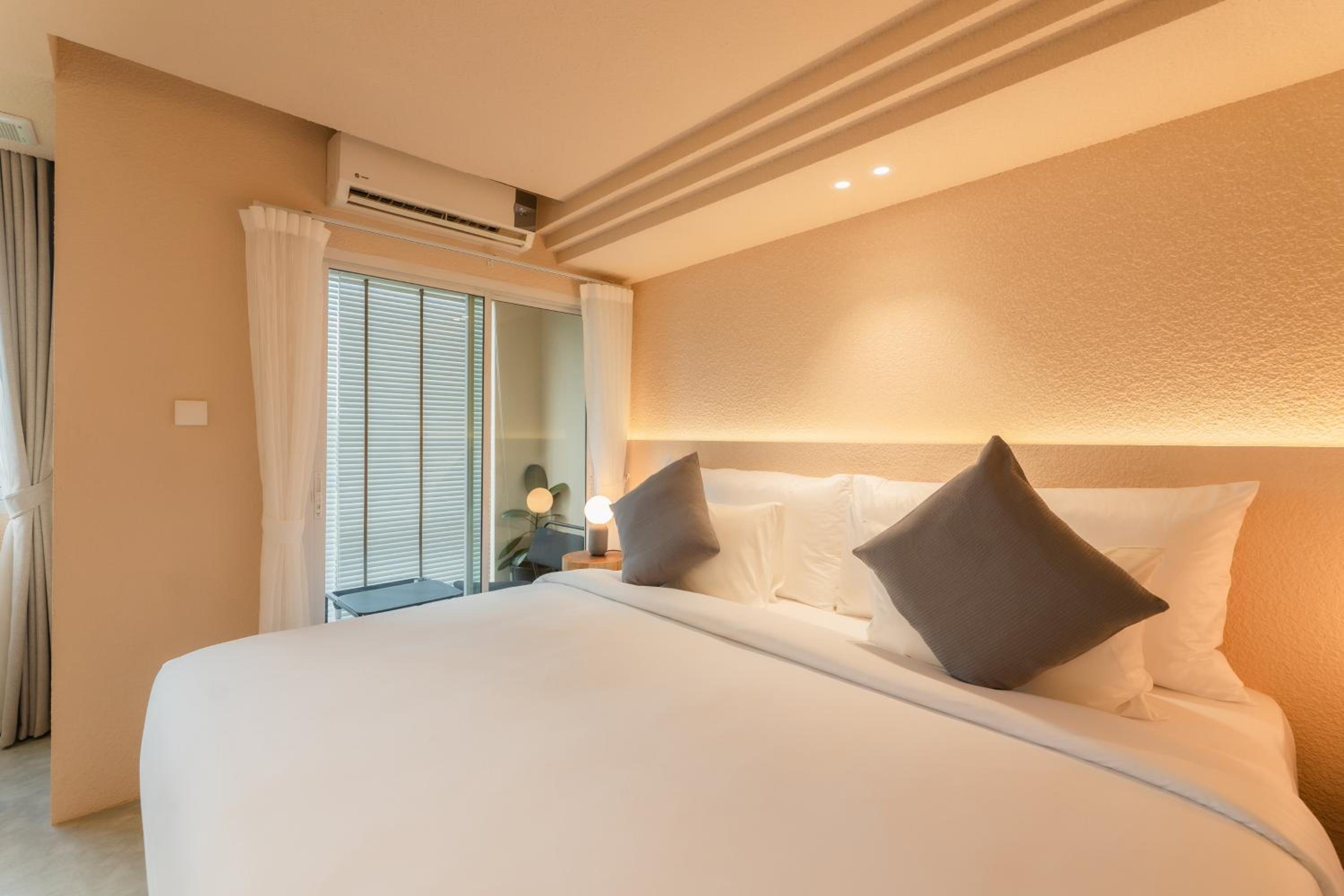 Deluxe with City View - Photo 6