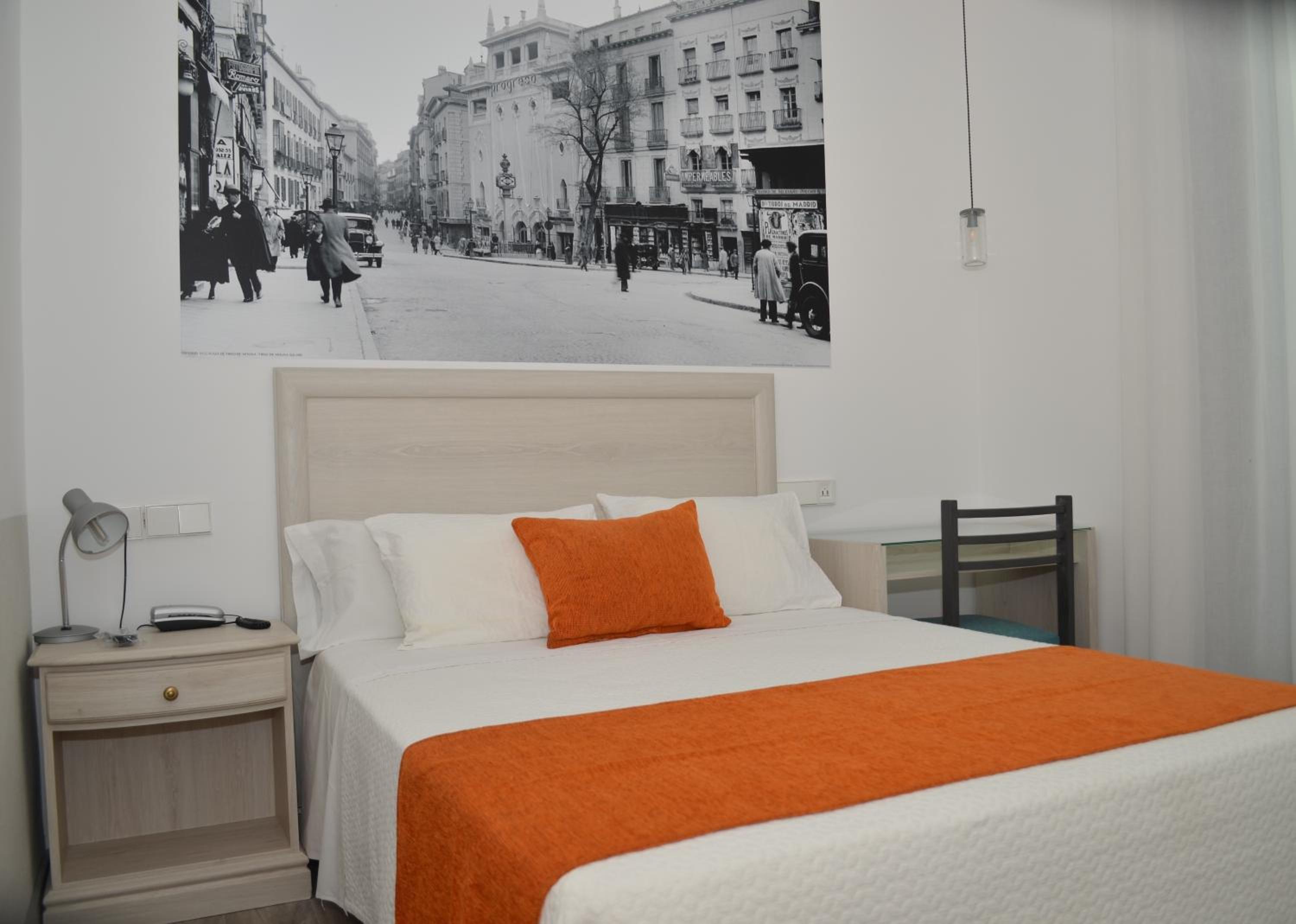 Single Room thumbnail 6