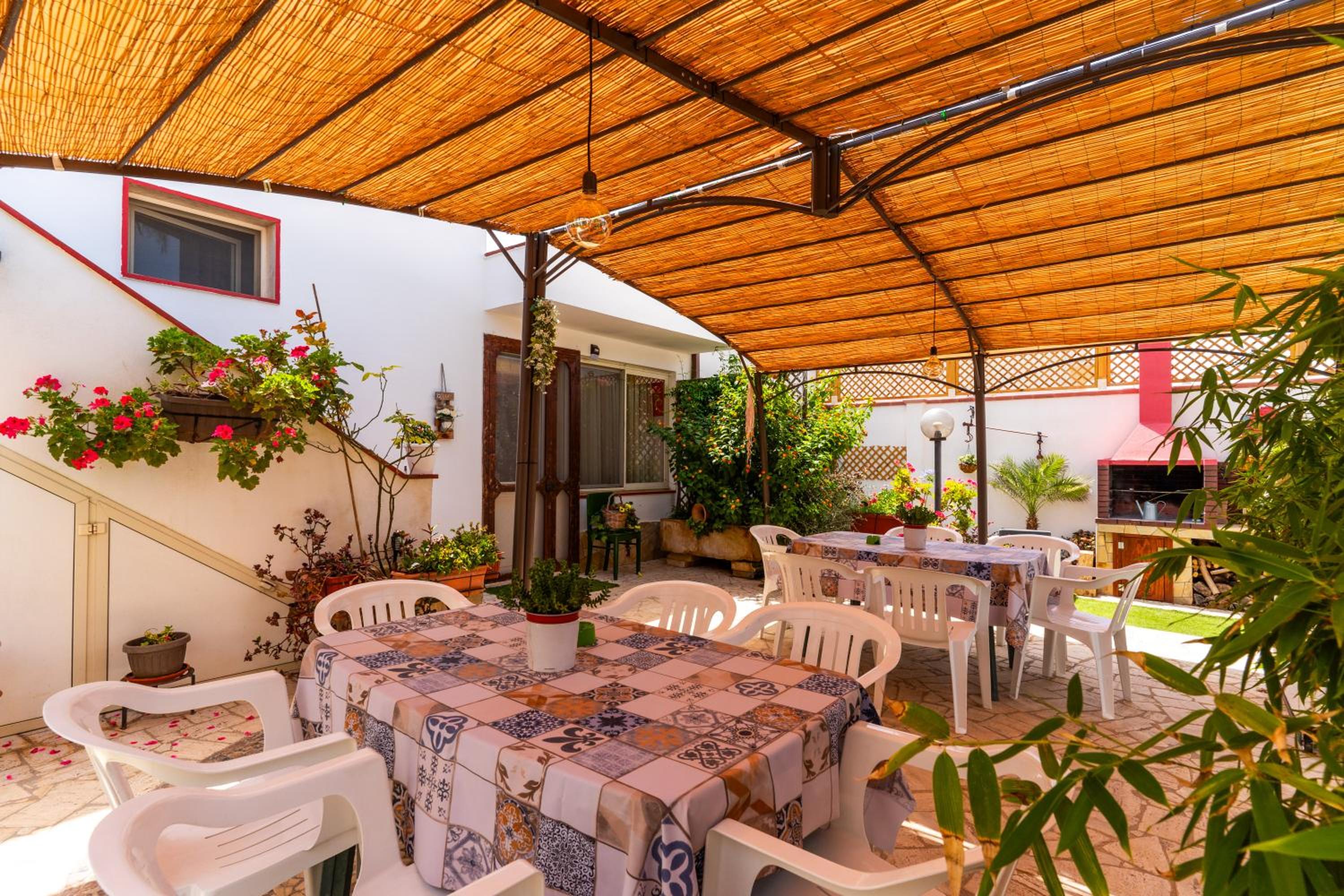 Two-Bedroom Deluxe Apartment with Garden View photo 2