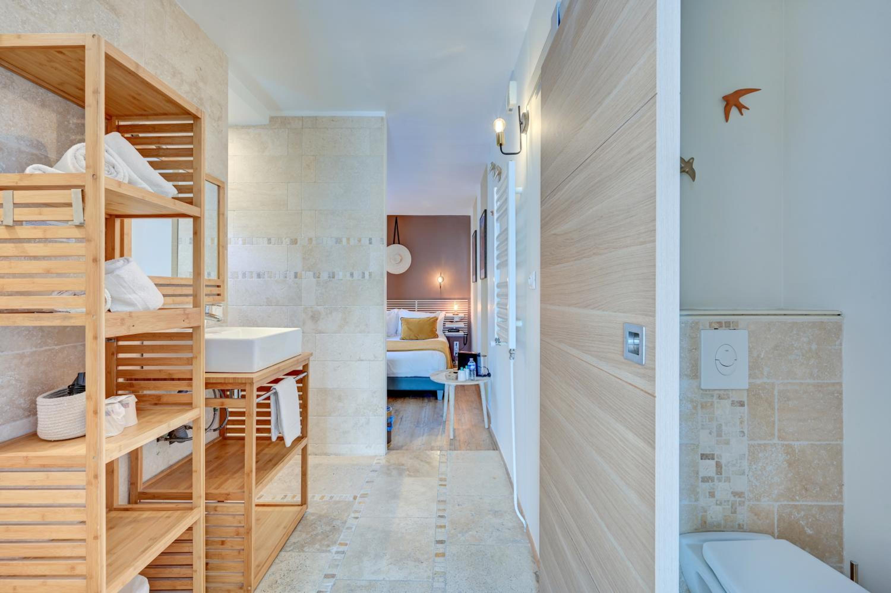 Double Room with Hot Tub - Photo 2