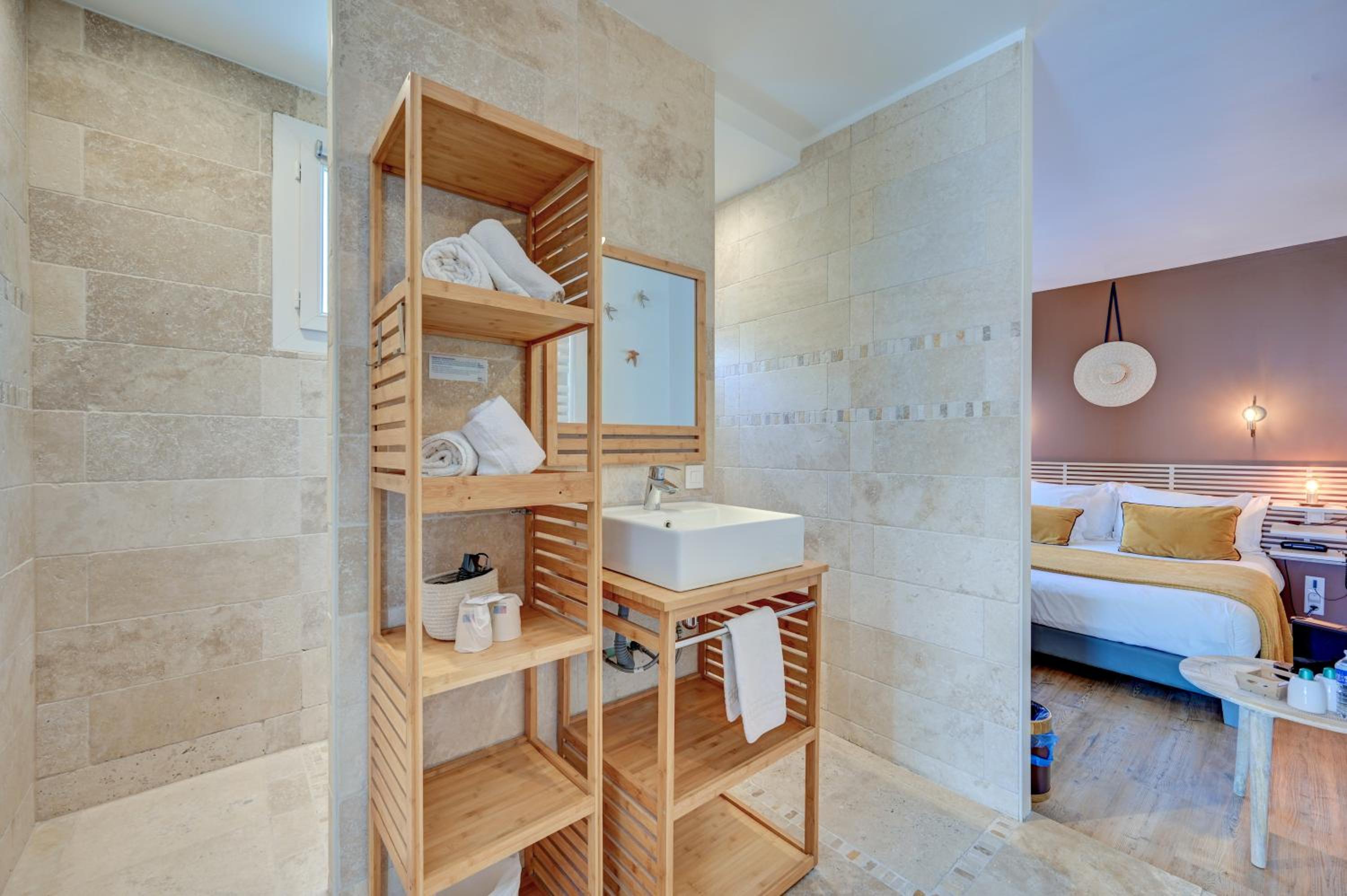 Double Room with Hot Tub - Photo 5
