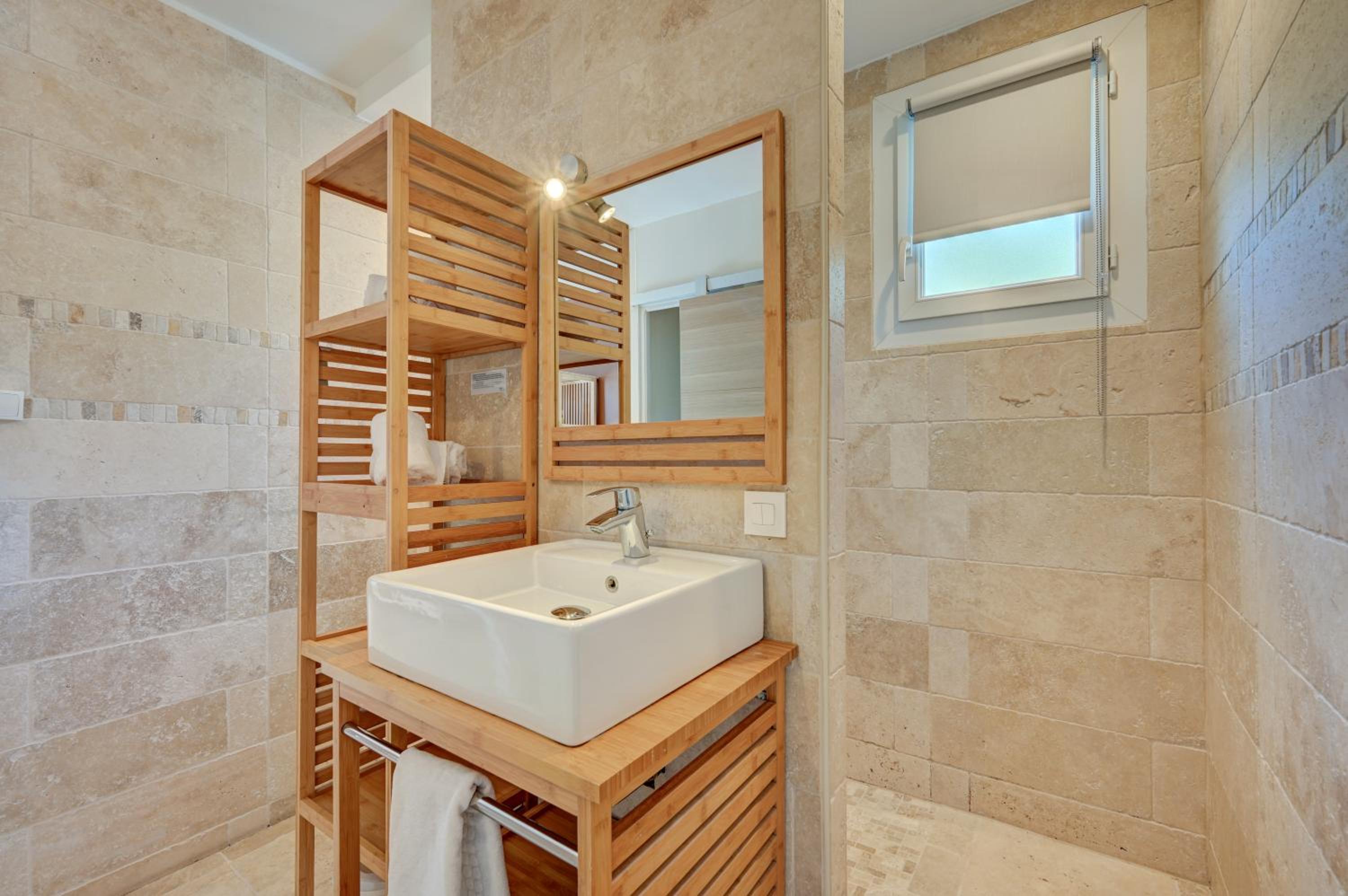 Double Room with Hot Tub - Photo 7