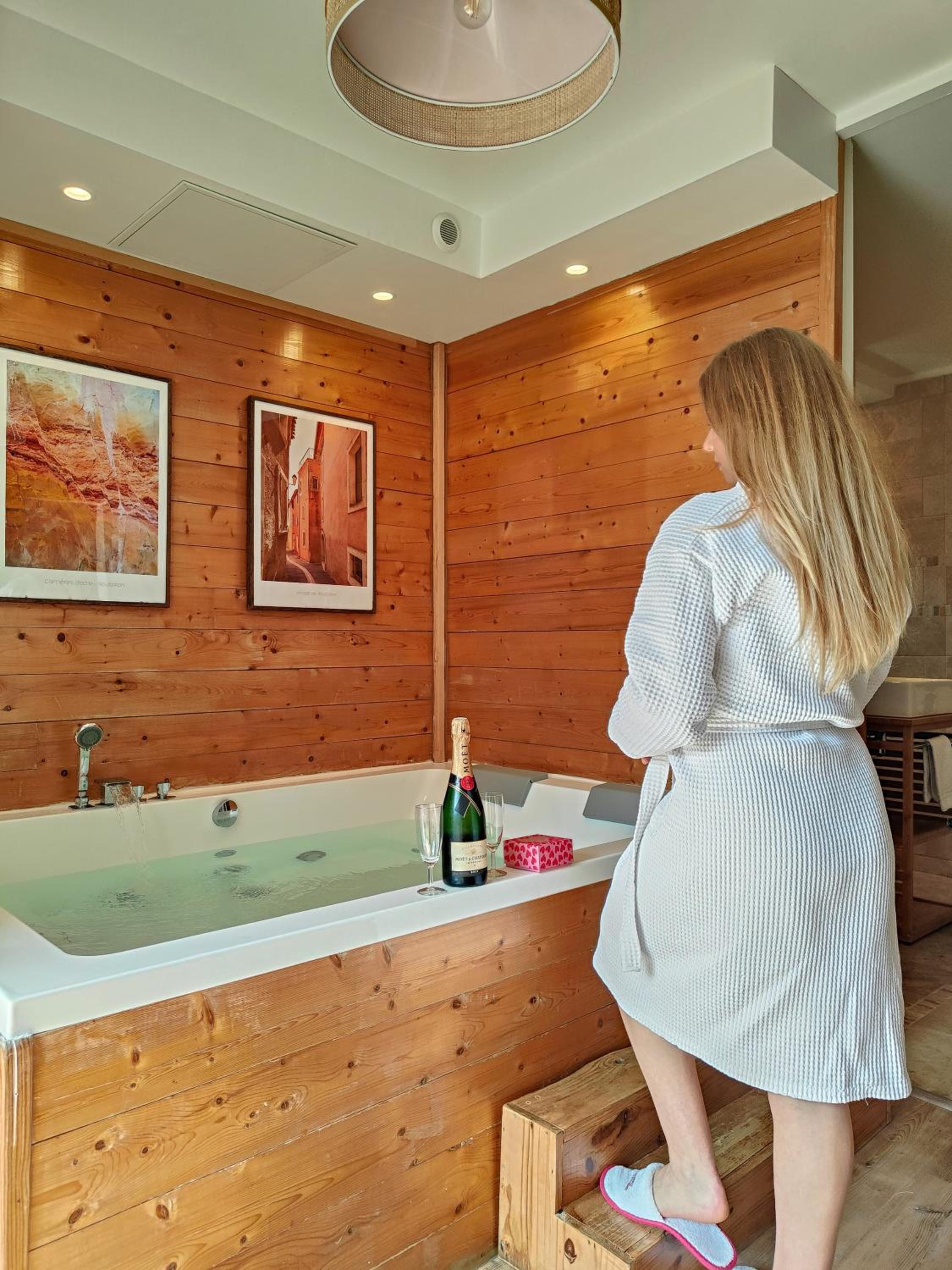 Double Room with Hot Tub - Photo 6
