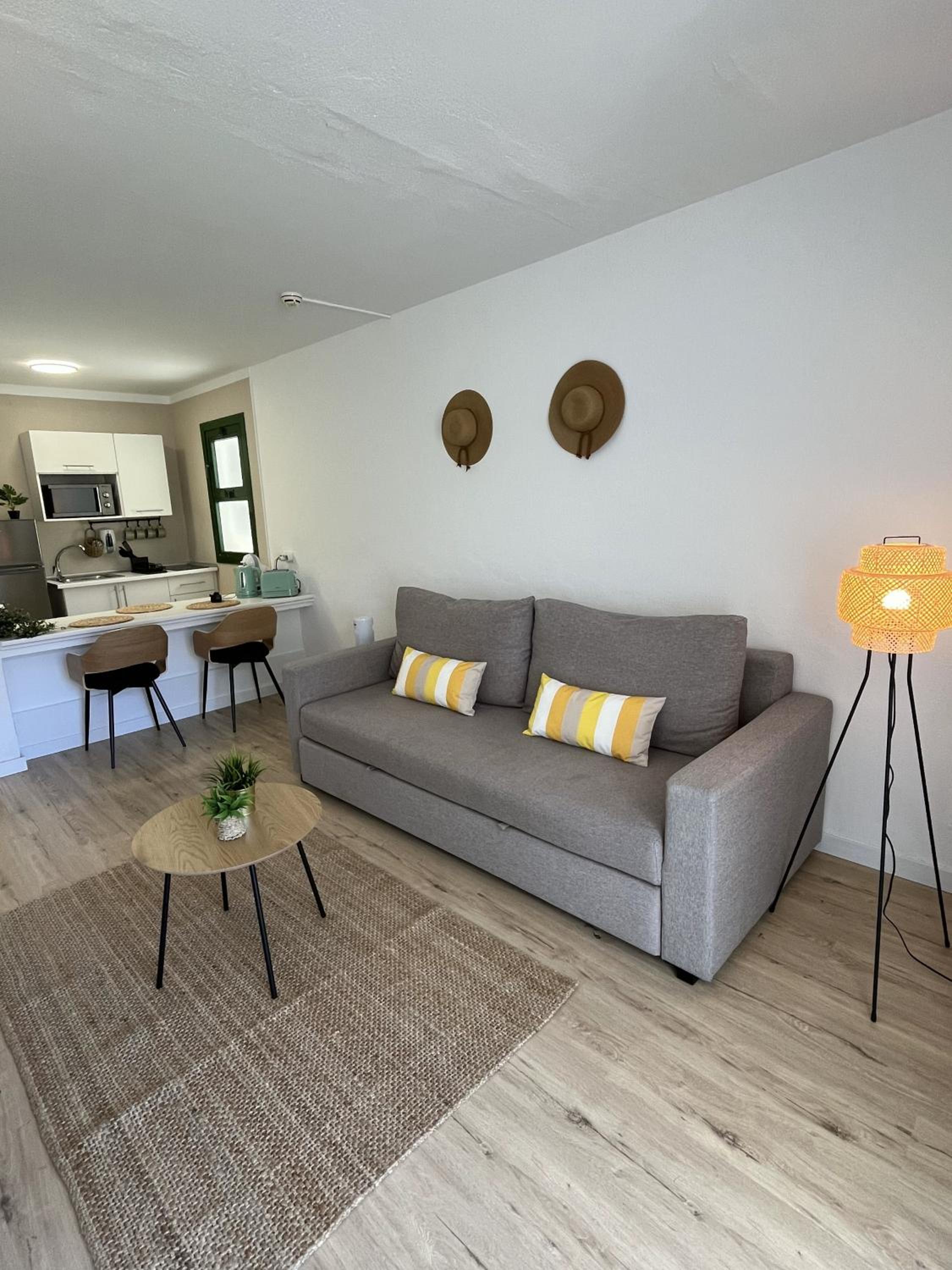 Apartamento de una habitación con balcón y vista al mar