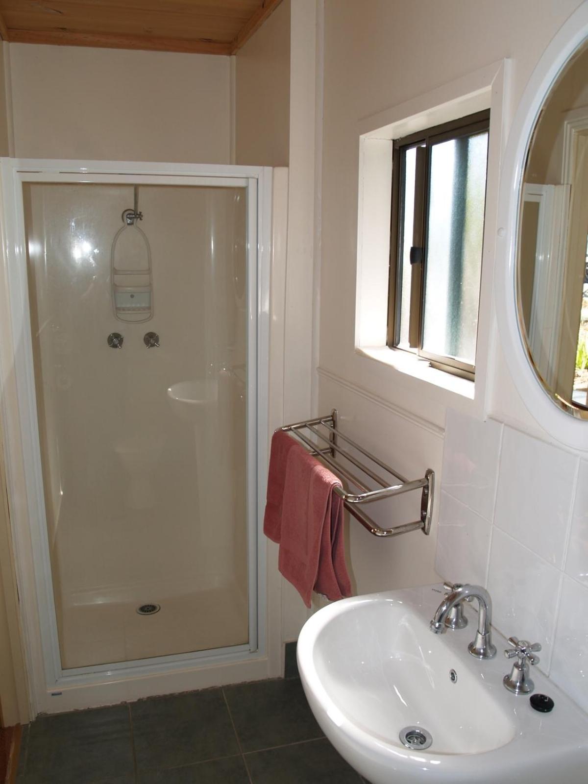 Deluxe One-Bedroom Cabin photo 2